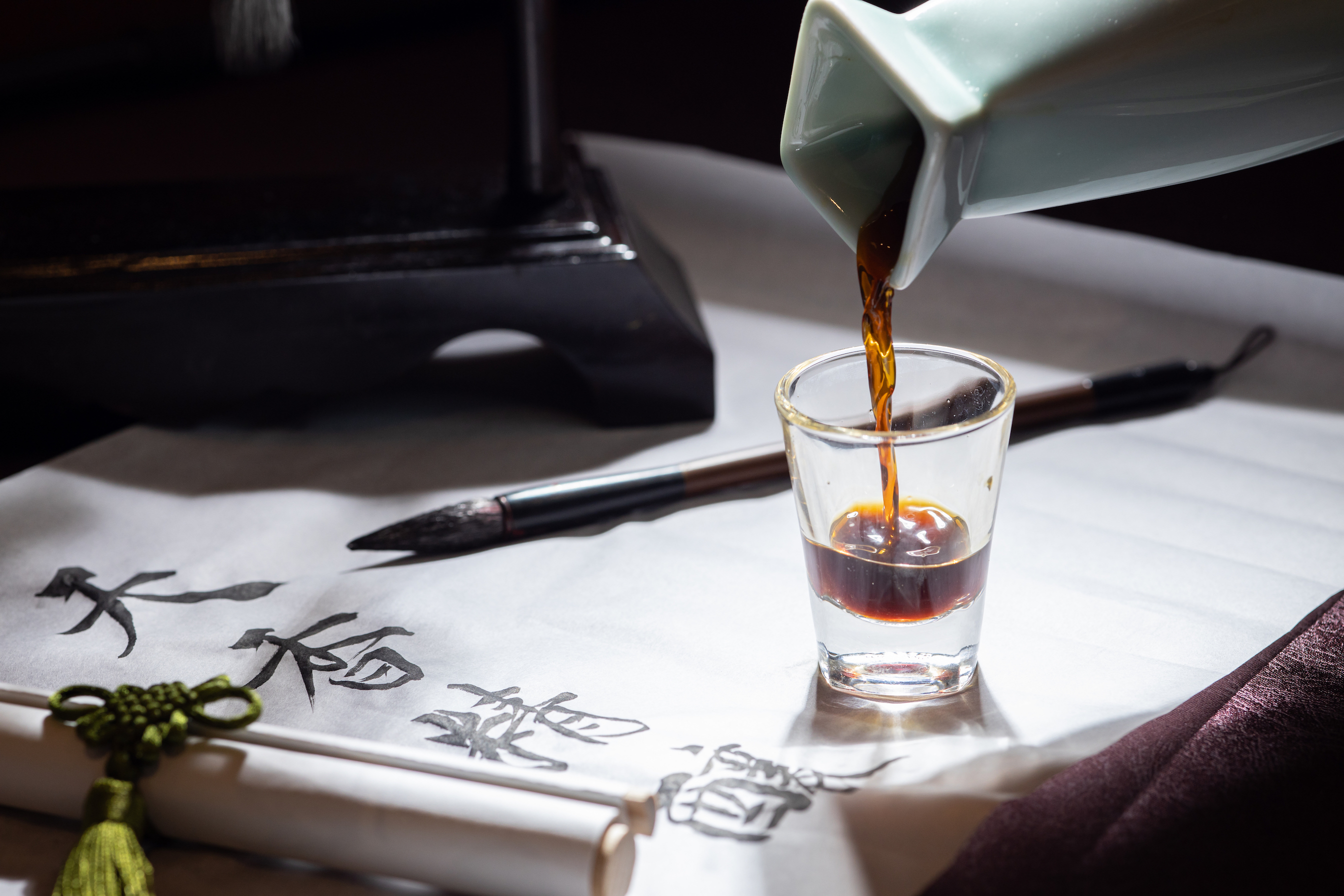 「天香精釀」為主廚楊光宗以新酒、老酒勾兌而成，風味深邃，僅在天香樓佐餐販售。（2,000元／瓶）