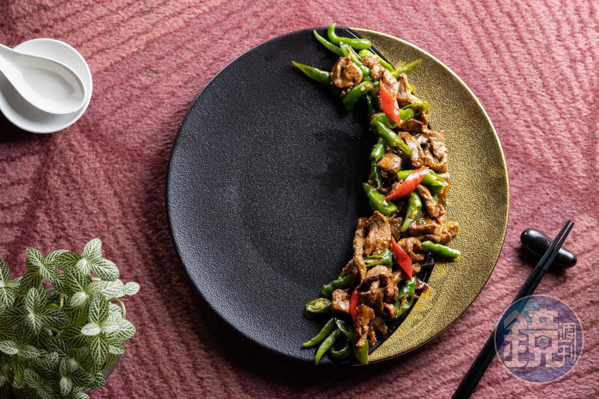 「醬爆杭椒牛菲力」口感帶有尖椒的甜脆與牛肉香氣，十分下飯。（880元／份）