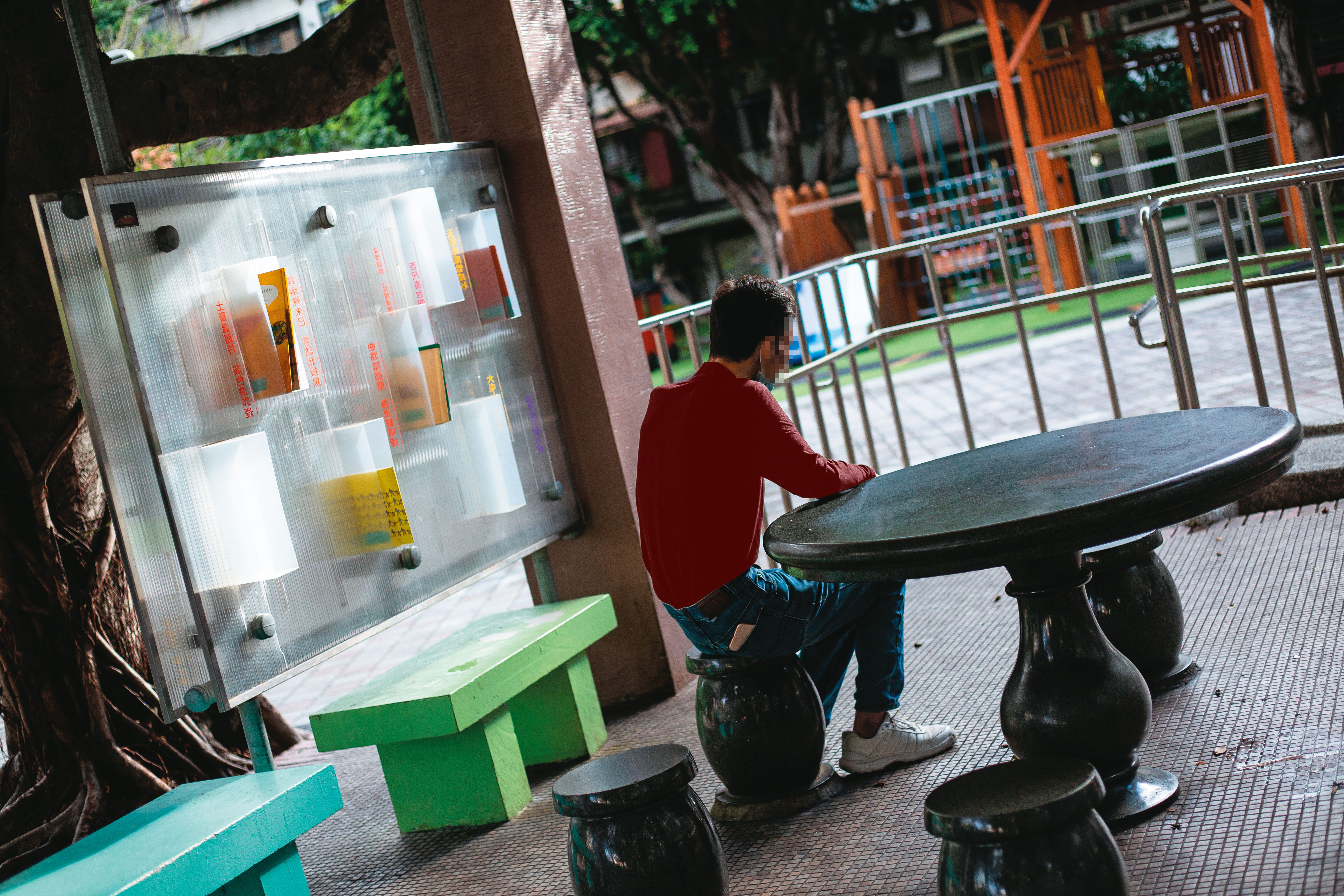 南港貨櫃屋住民大多學歷低，表達能力不佳，害怕陌生人，阿文善於表達、腦筋靈活，是他們的對外溝通窗口。（服裝已變色處理）