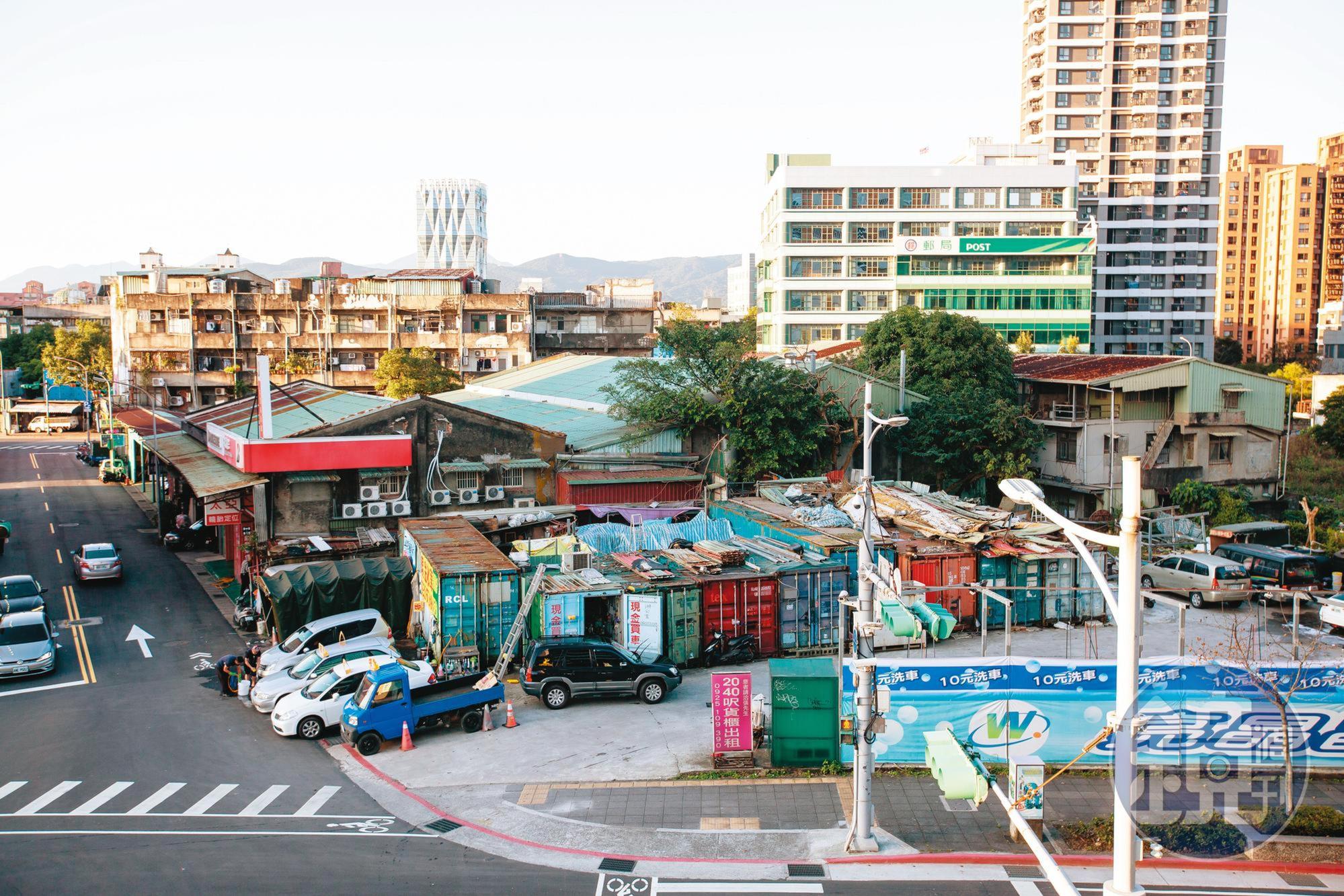 南港貨櫃屋現址仍有貨櫃凌亂堆砌，南港區長王先黎強調，建管處已公告不可使用，如違反將強制拆除。