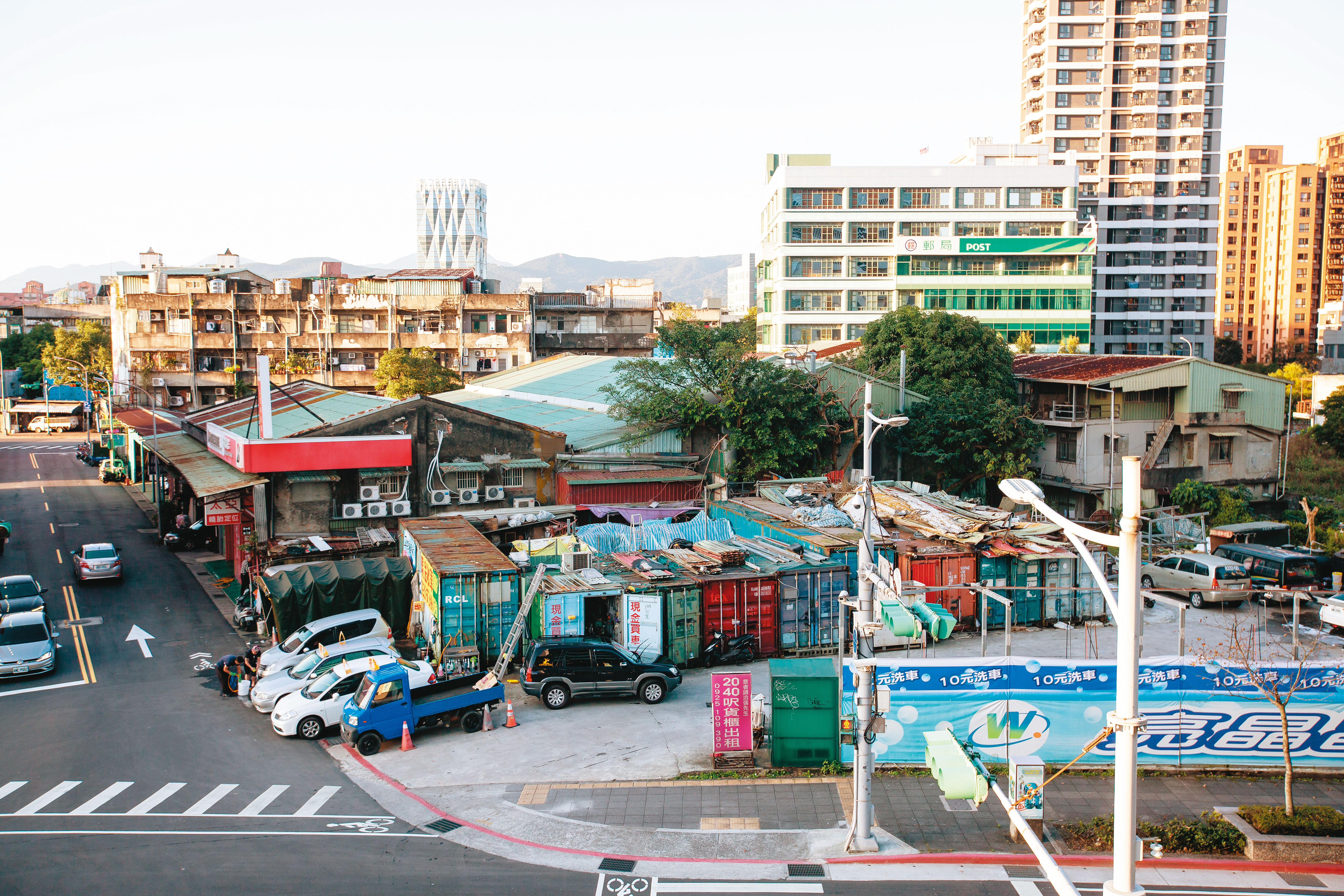 南港貨櫃屋現址仍有貨櫃凌亂堆砌，南港區長王先黎強調，建管處已公告不可使用，如違反將強制拆除。