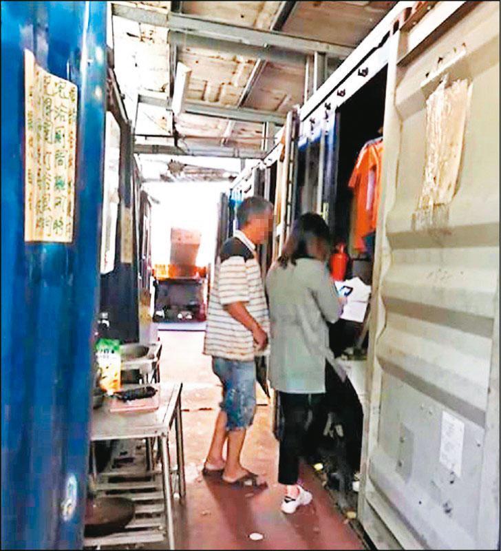 去年5月，南港區公所與各局處單位會勘南港貨櫃屋住民。（南港區公所提供）
