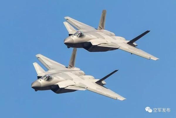 解放軍日前證實,其最新銳的「殲-20」戰機,將部署於一線部隊。(翻攝自解放軍空軍微博)