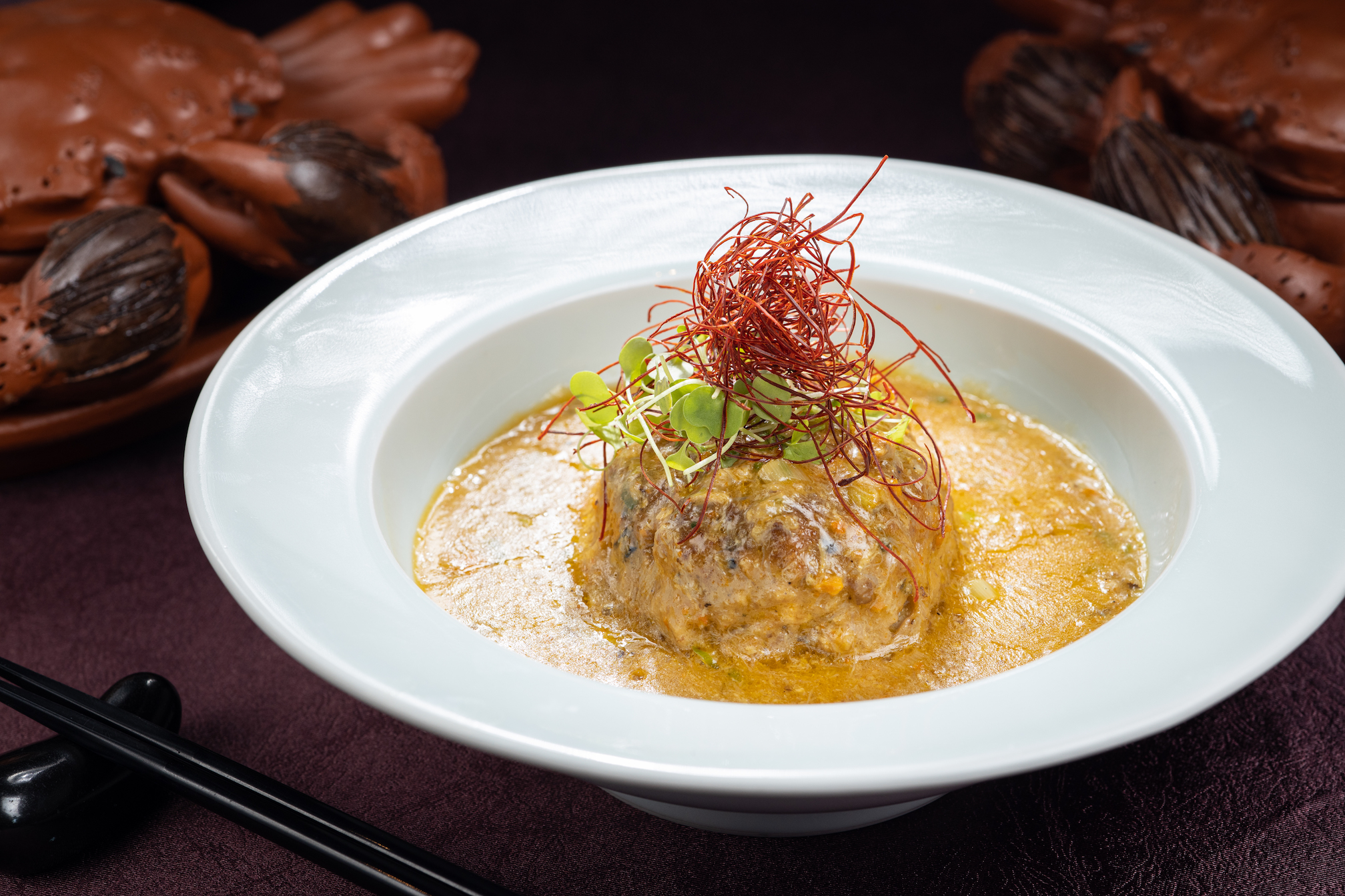 「大閘蟹粉獅子頭」肉餡帶有Q勁，女山湖大閘蟹滋味濃醇飽滿。（1,280元／份）