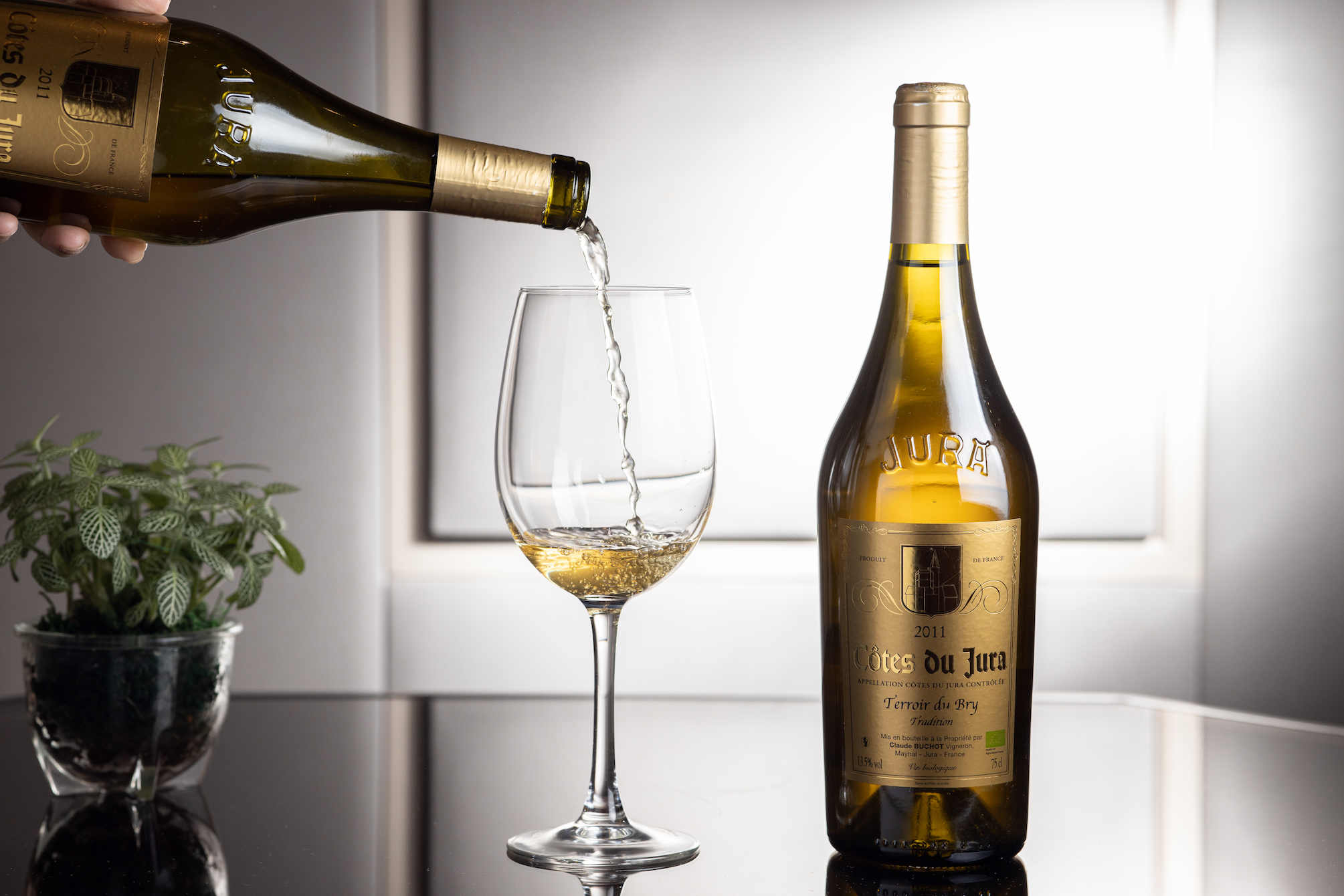 「2011 Claude Buchot Cote du Jura Terroir du Bry Tradition」以百分之百chardonnay葡萄入桶，4年不添桶培醞，輕盈可口。（2,300元／瓶）