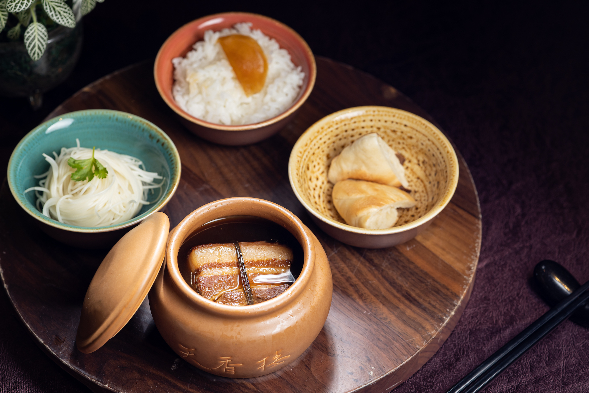 清湯式的「天香東坡佐三御品」將經典東坡肉搭配米飯、麵線與手工泡饃。（580元／份）