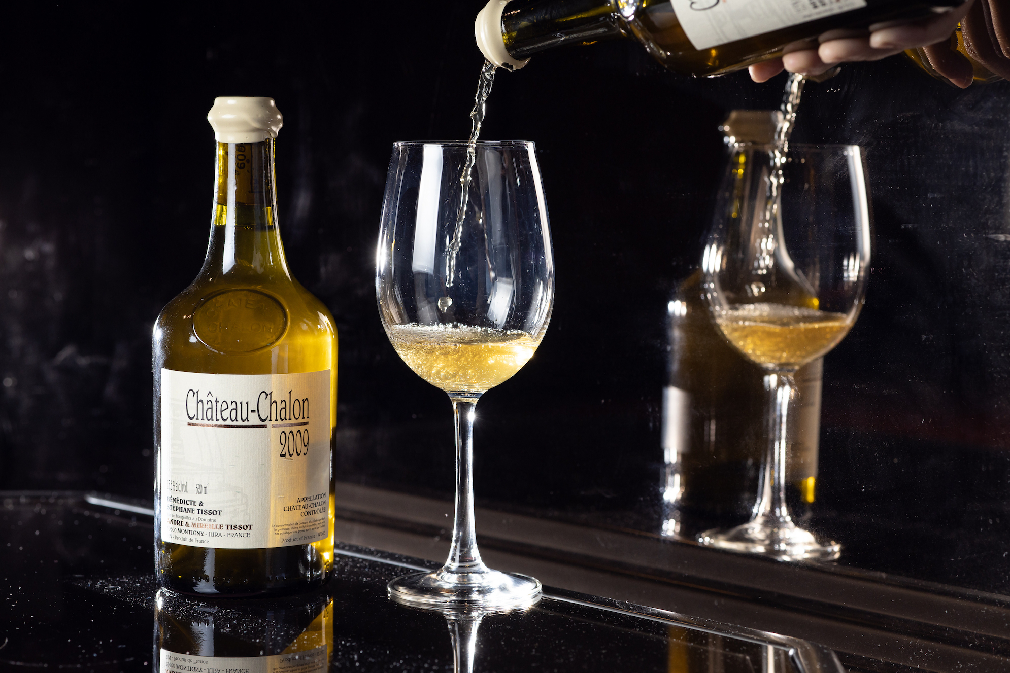 法國黃酒通常裝在620毫升瓶中，「2009 Benedicte & Stephane Tissot Chateau Chalon」產自法國黃酒最知名的法地產區夏隆堡村。（5,500元／瓶）