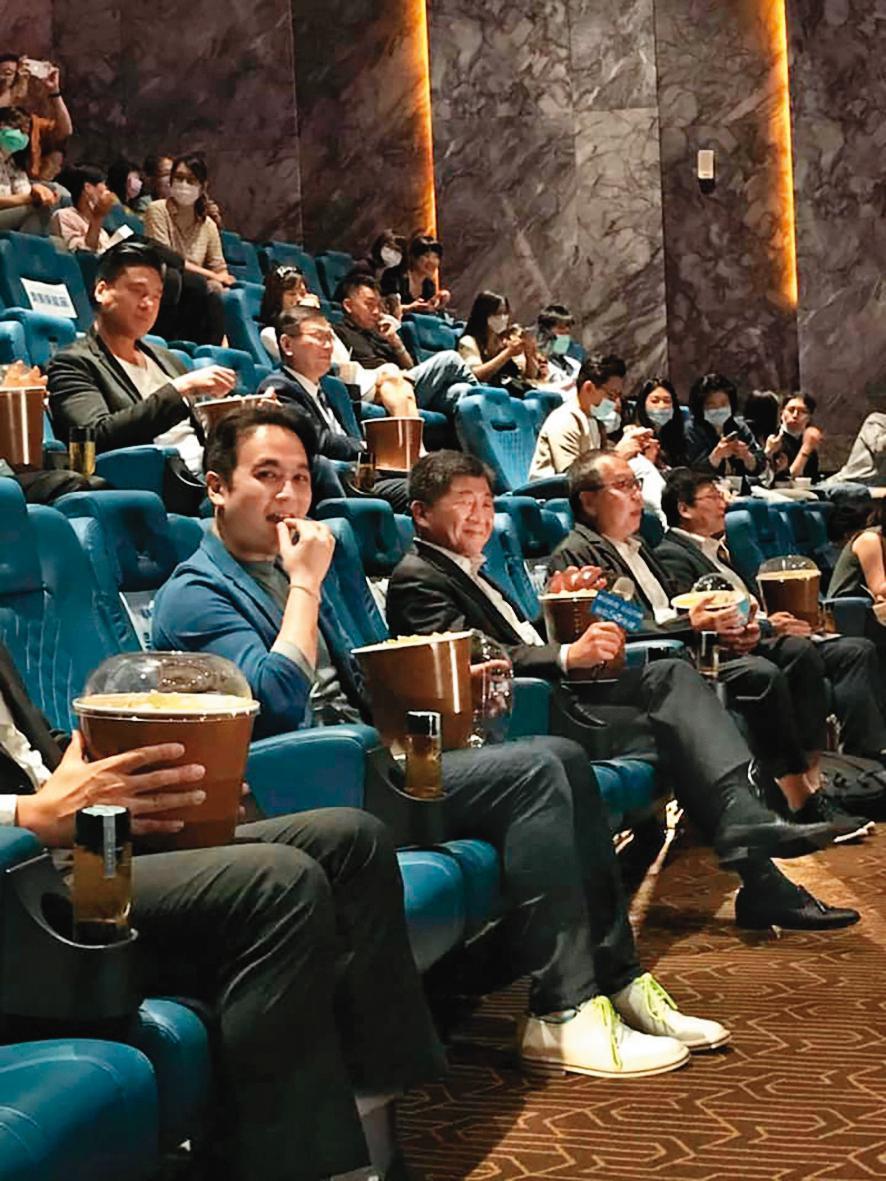 吳明憲(左一起)與衛福部長陳時中現身電影首映,宣導防疫新生活運動。(翻攝自吳明憲臉書)