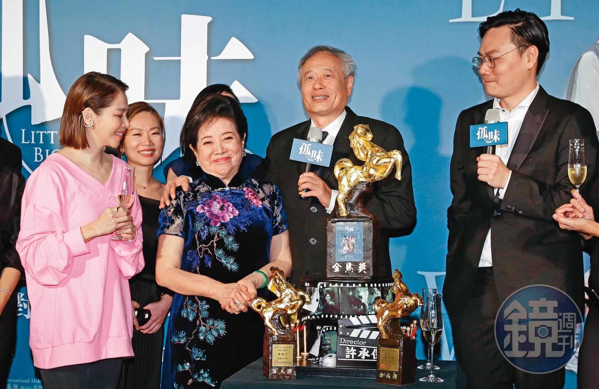陳淑芳(右三)以《孤味》榮獲金馬獎最佳女主角獎,導演許承傑(右起)、李安與演員徐若瑄(左一)出席慶功宴祝賀。
