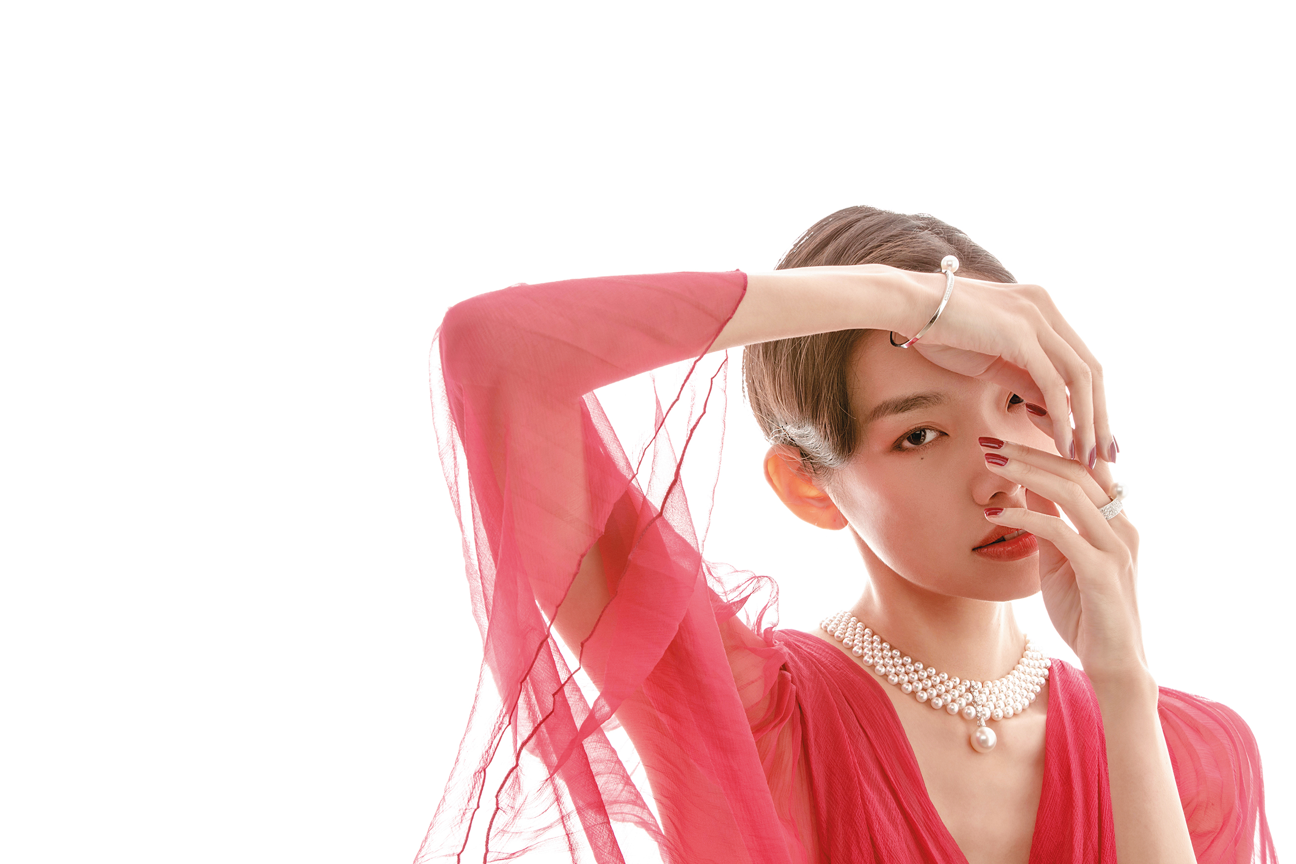 頂級珠寶系列珍珠鑽石頸鍊：18K白金鑲嵌鑽石，日本Akoya珍珠（約4.00～8.00mm）與一顆約15.00mm白色南洋珍珠 NT$1,550,000 by MIKIMOTO；珍珠鑽石手環：18K白金鑲嵌鑽石，與一顆約9.50mm白色南洋珍珠 NT$284,000 by MIKIMOTO；Universe Elements系列珍珠鑽戒：18K白金鑲嵌鑽石，與一顆約11.00mm白色南洋珍珠 NT$336,000 by MIKIMOTO； 真絲雪紡百褶洋裝NT$380,000 by DIOR。