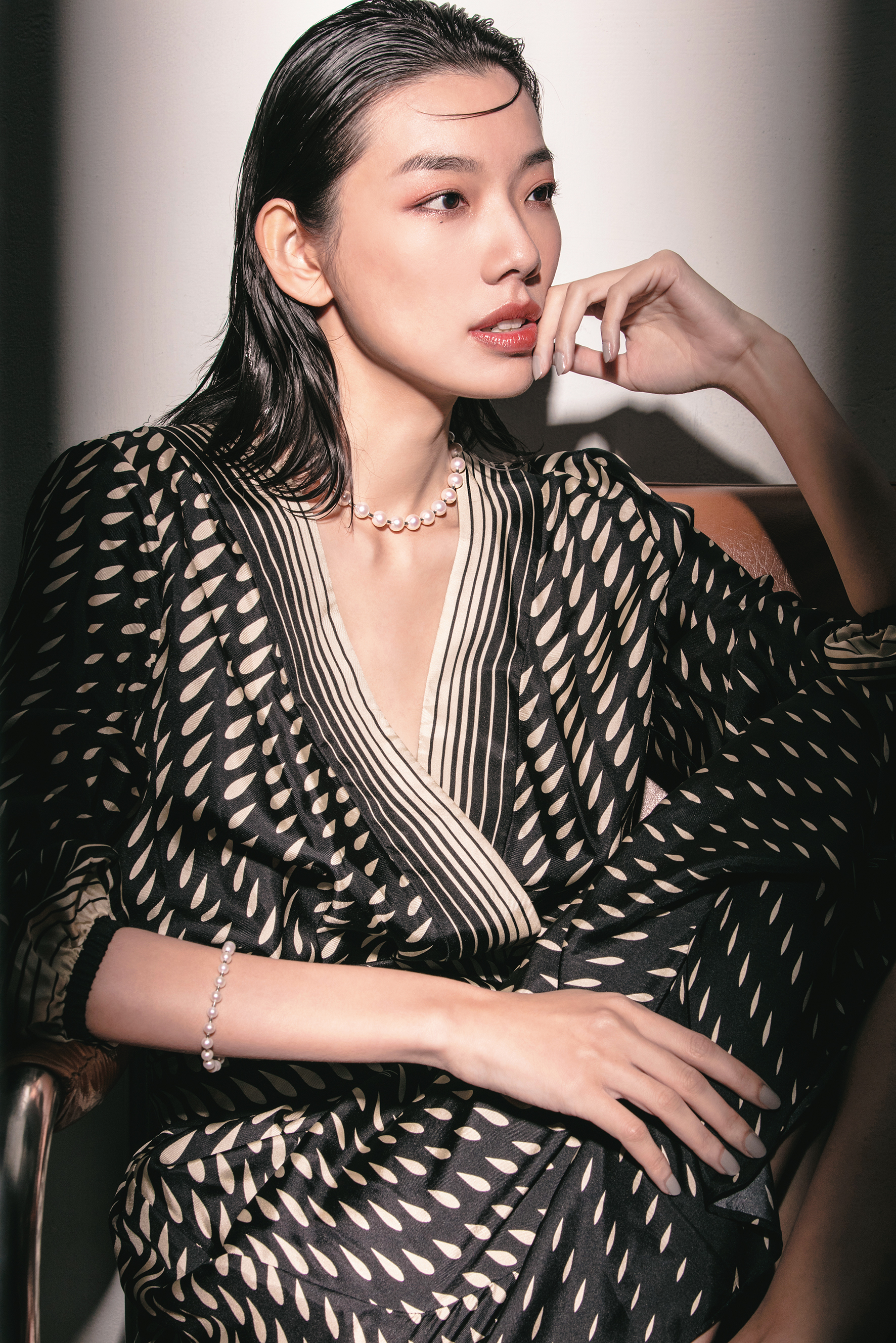 HardWear純銀珍珠項鍊NT$80,000 by TIFFANY；HardWear純銀珍珠手環 NT$28,500 by TIFFANY；黑白混色泡泡袖長洋裝NT$102,000 by GUCCI。