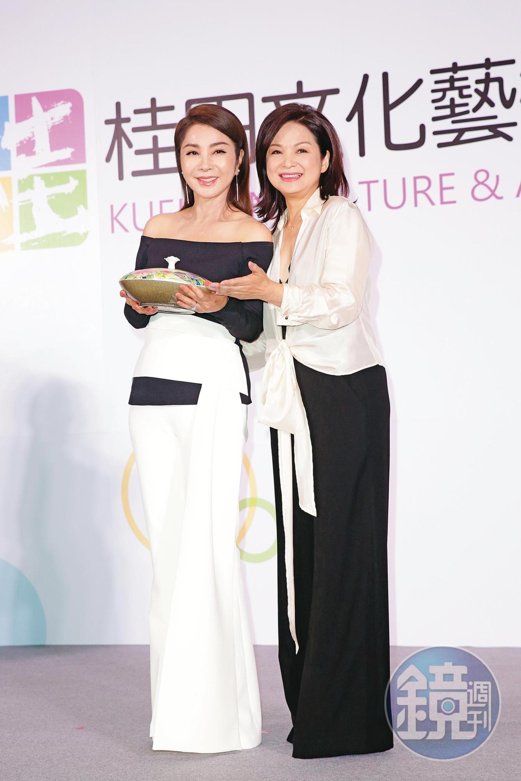 楊貴媚(右)演出作品橫跨影視,也是國際影展常客。左為陳美鳳。