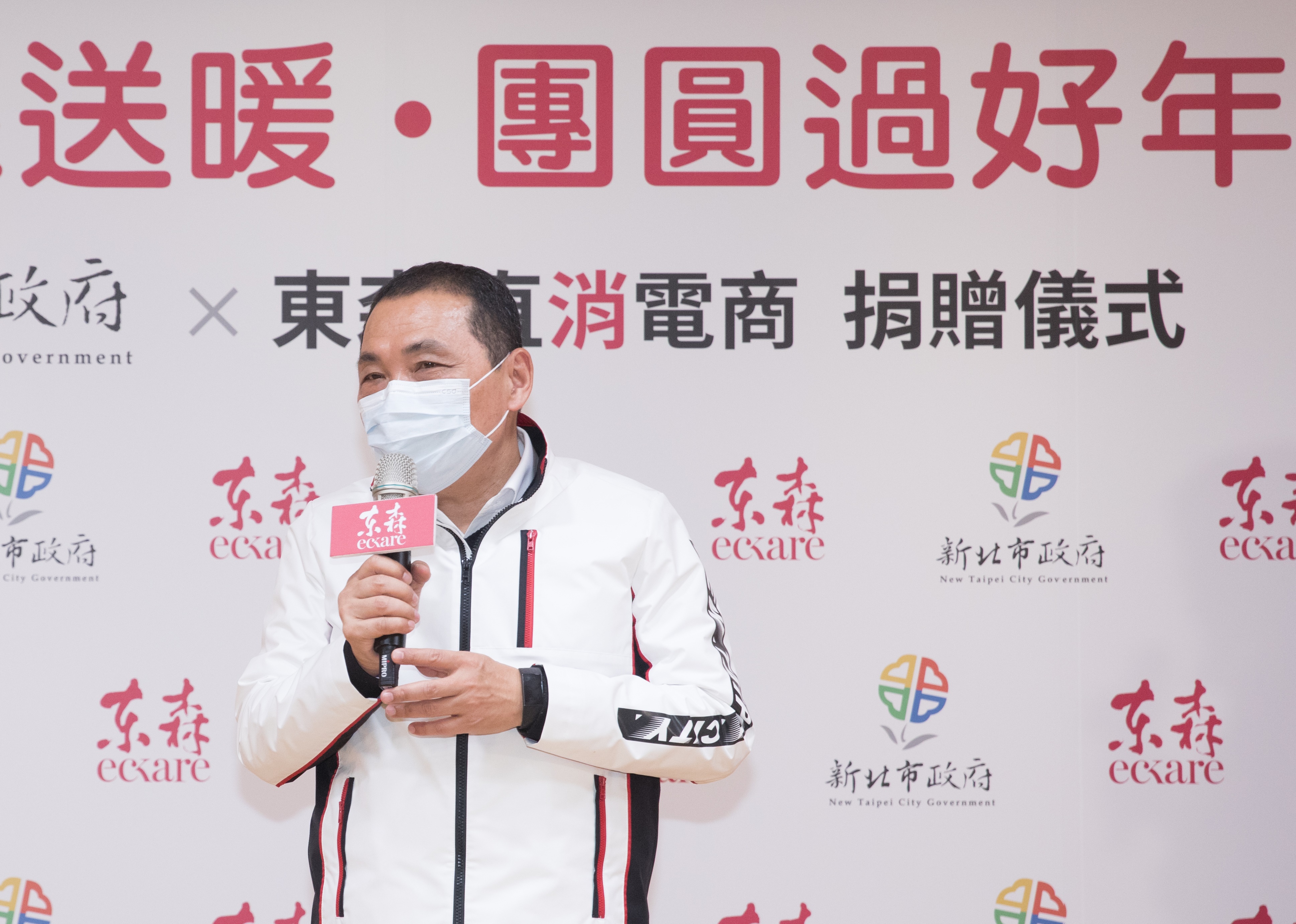 新北市市長侯友宜呼籲民眾過年避免到人潮擁擠地點，可以多待在家跟家人團聚。（本刊資料照）