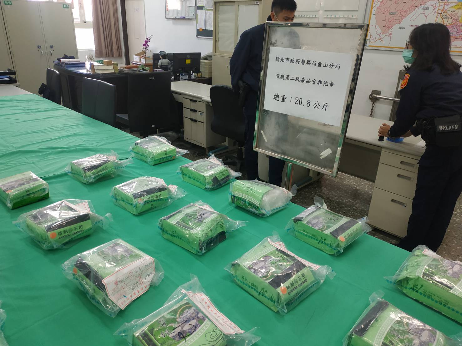 警方陳列從海邊撈起的安毒。(警方提供)