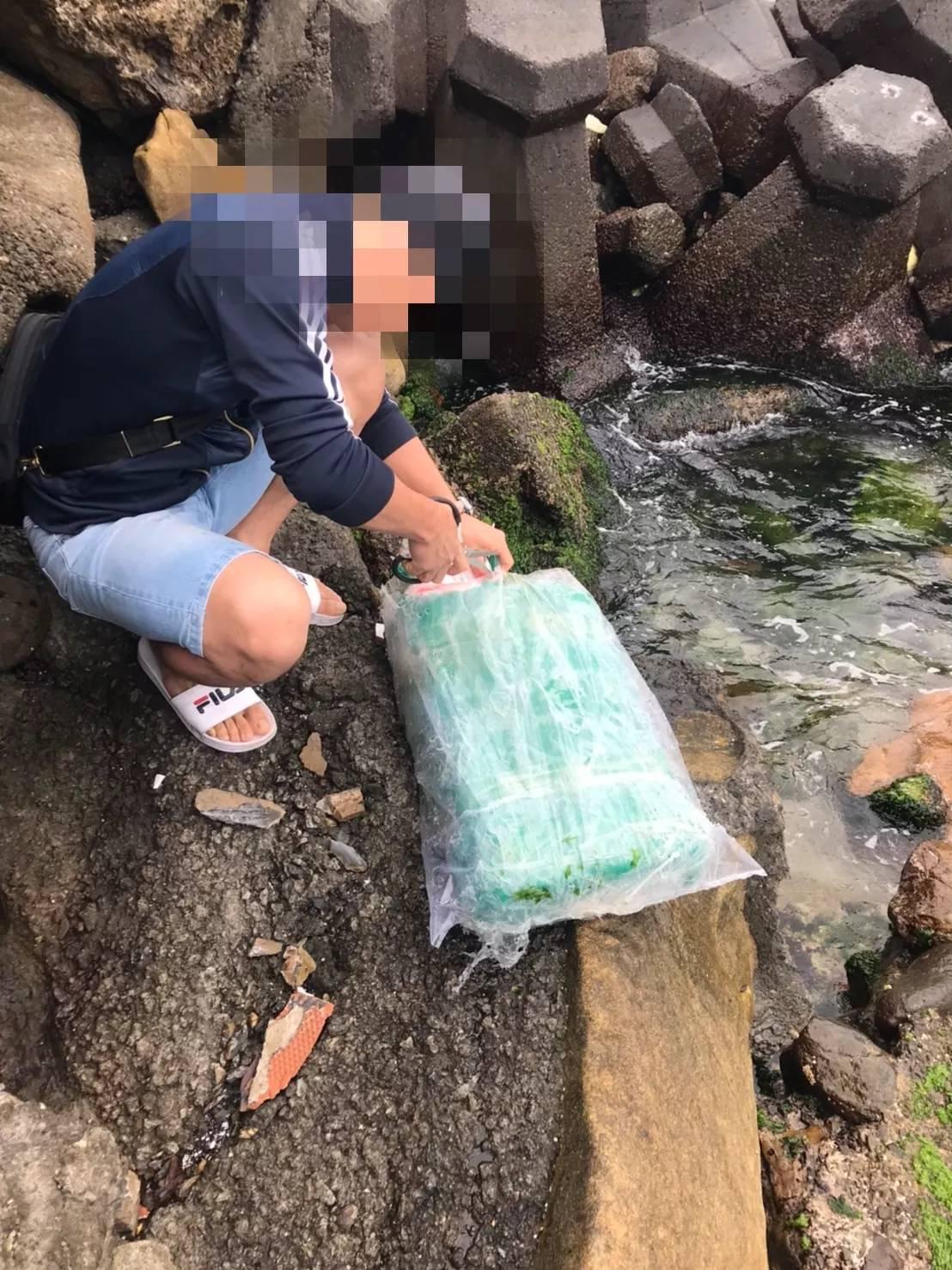 林姓民眾從海邊撈起的茶葉包。(警方提供)