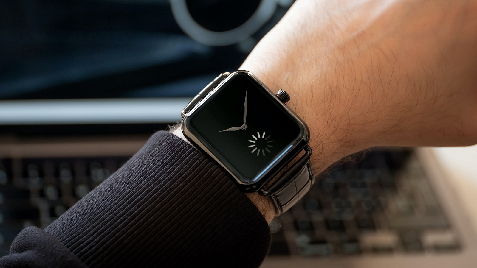 戴上手乍看就像Apple Watch是Swiss Alp Watch系列的玩味概念，今年H. MOSER＆CIE.推出系列的最後一款作品Final Upgrade，以Loading中的符號象徵秒針的概念相當有趣。