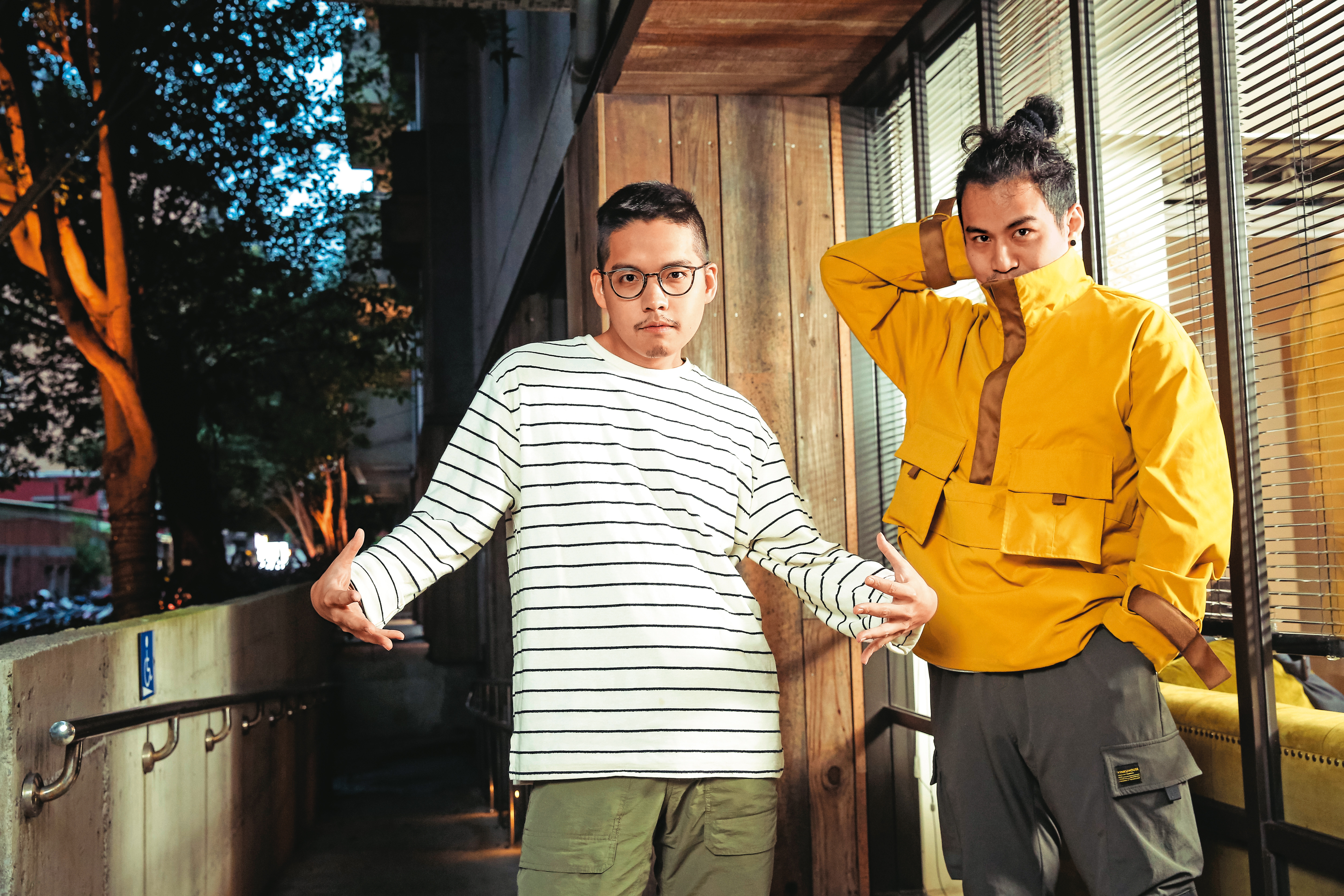 高雄電影節邀請「驚喜製造」共同創辦人陳心龍（左）和「進港浪製作」劇團團長洪唯堯（右），量身打造沉浸式劇場《微醺列車》。