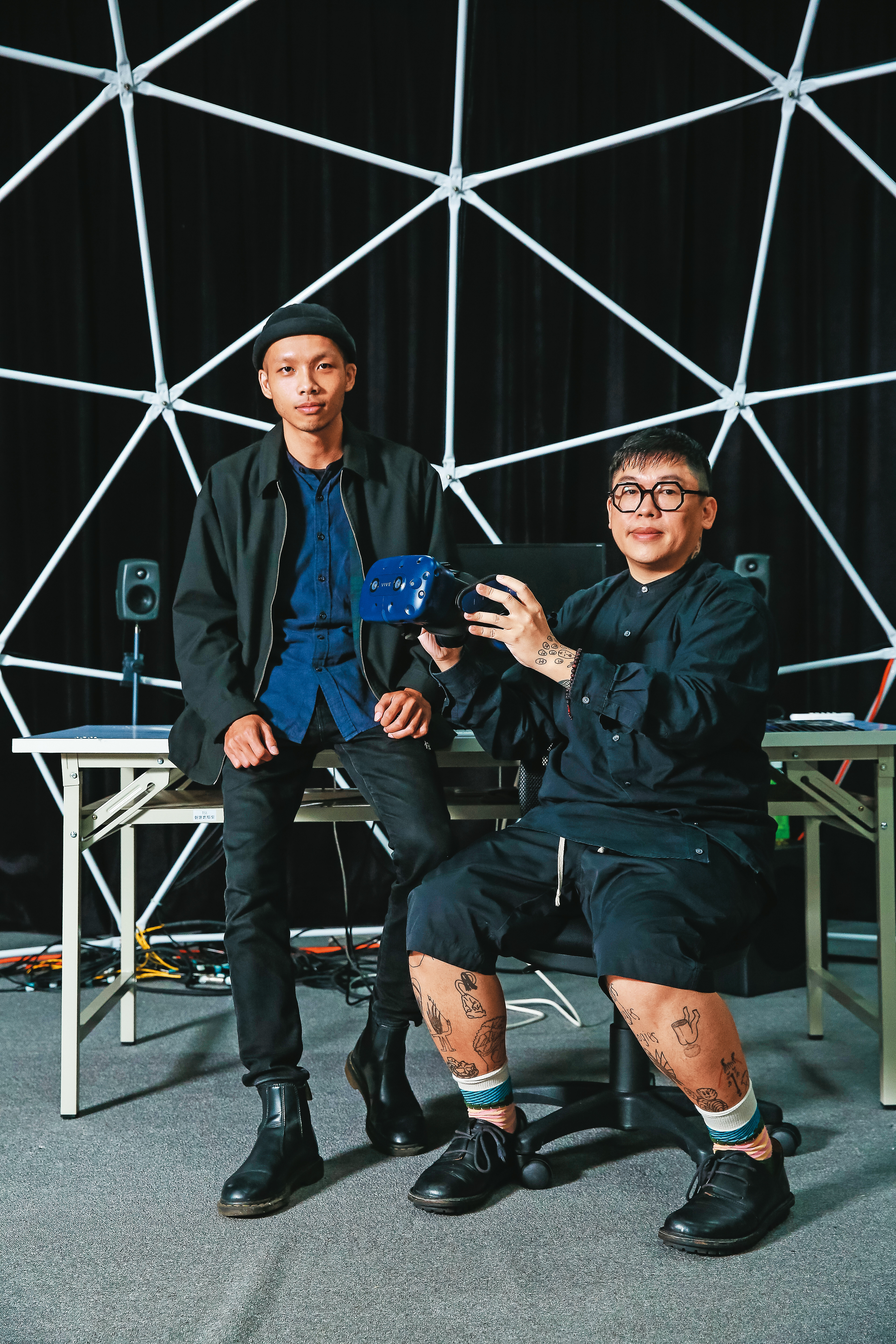 劇場導演Baboo（右）應C-Lab台灣聲響實驗室之邀創作《色度：賈曼計畫》，並由黃郁傑（左）負責統籌製作VR影像。