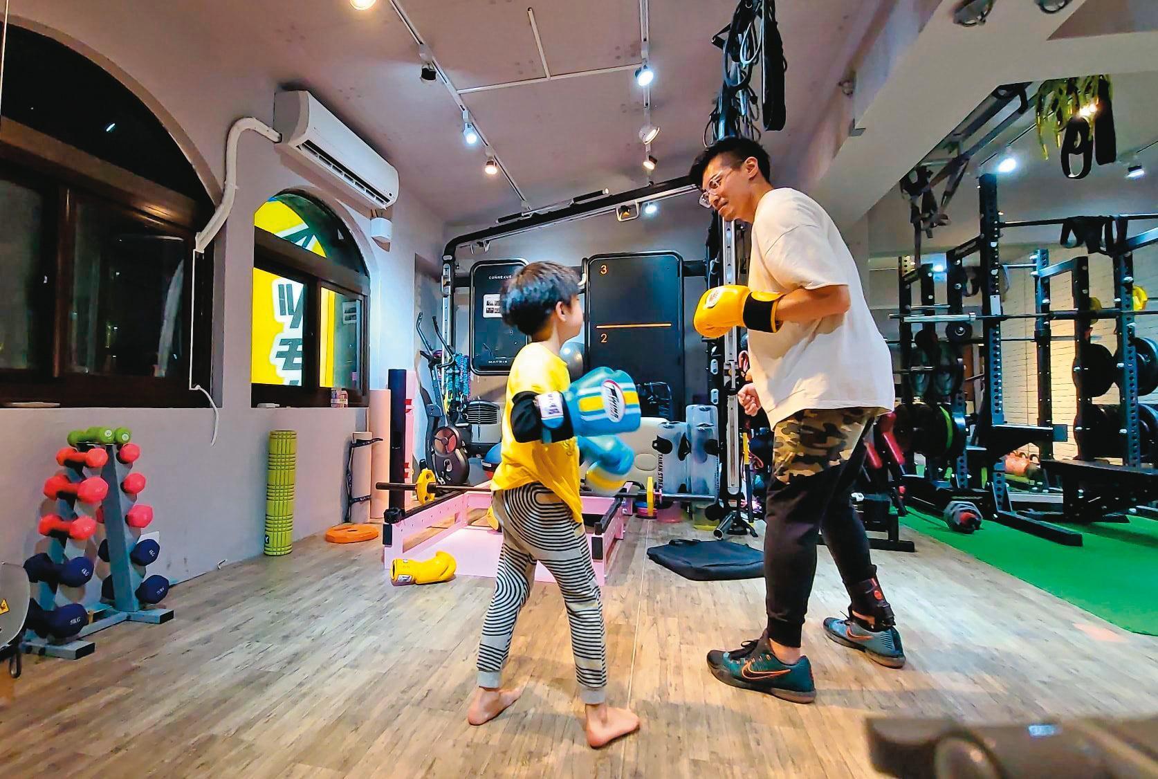 筋肉爸爸(右)中風之後積極復健,圖為他與兒子(左)一起打拳擊。筋肉媽媽說,老公的身體每天都在進步,是很努力的人生運動員。(翻攝筋肉媽媽臉書)