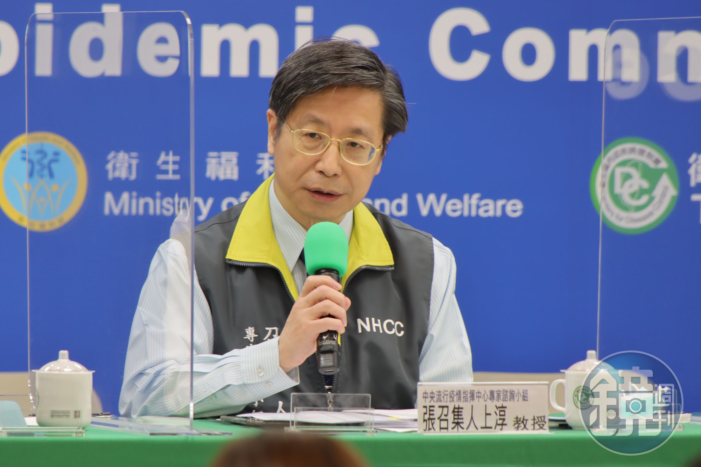 指揮中心專家諮詢小組召集人張上淳分析案799病況。（指揮中心提供）