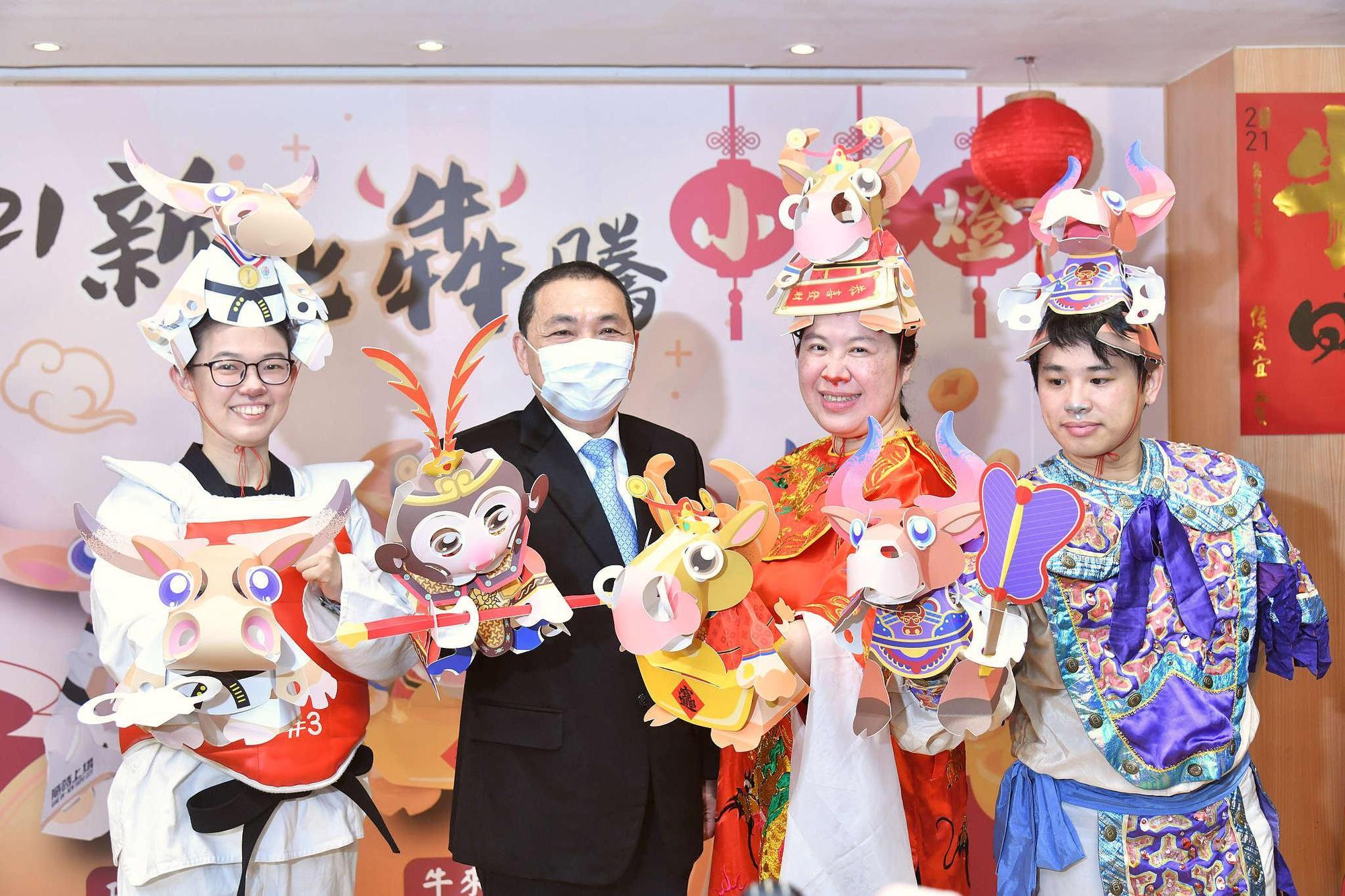 新北市牛年小提燈今（4日）亮相，有「功夫牛」「牛來富」「牛哞王」3種造型款式，還有隱藏版「齊天大聖」小提燈。（新北市府提供）