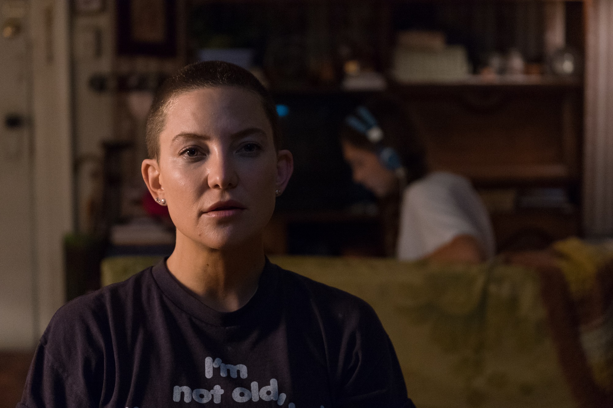 凱特哈德森為該片特地剃了個特地剃了個「寸頭」，完全不見過往傻白甜戲路的影子。（CATCHPLAY提供）