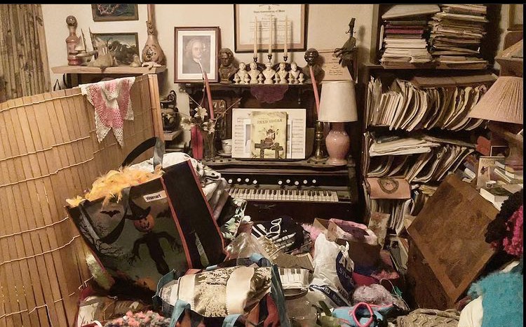 一名古董收藏家花了1萬美元(約新台幣28萬元)買下一間「垃圾屋」,屋內超髒亂。(翻攝自Curiosity Incorporated YouTube)