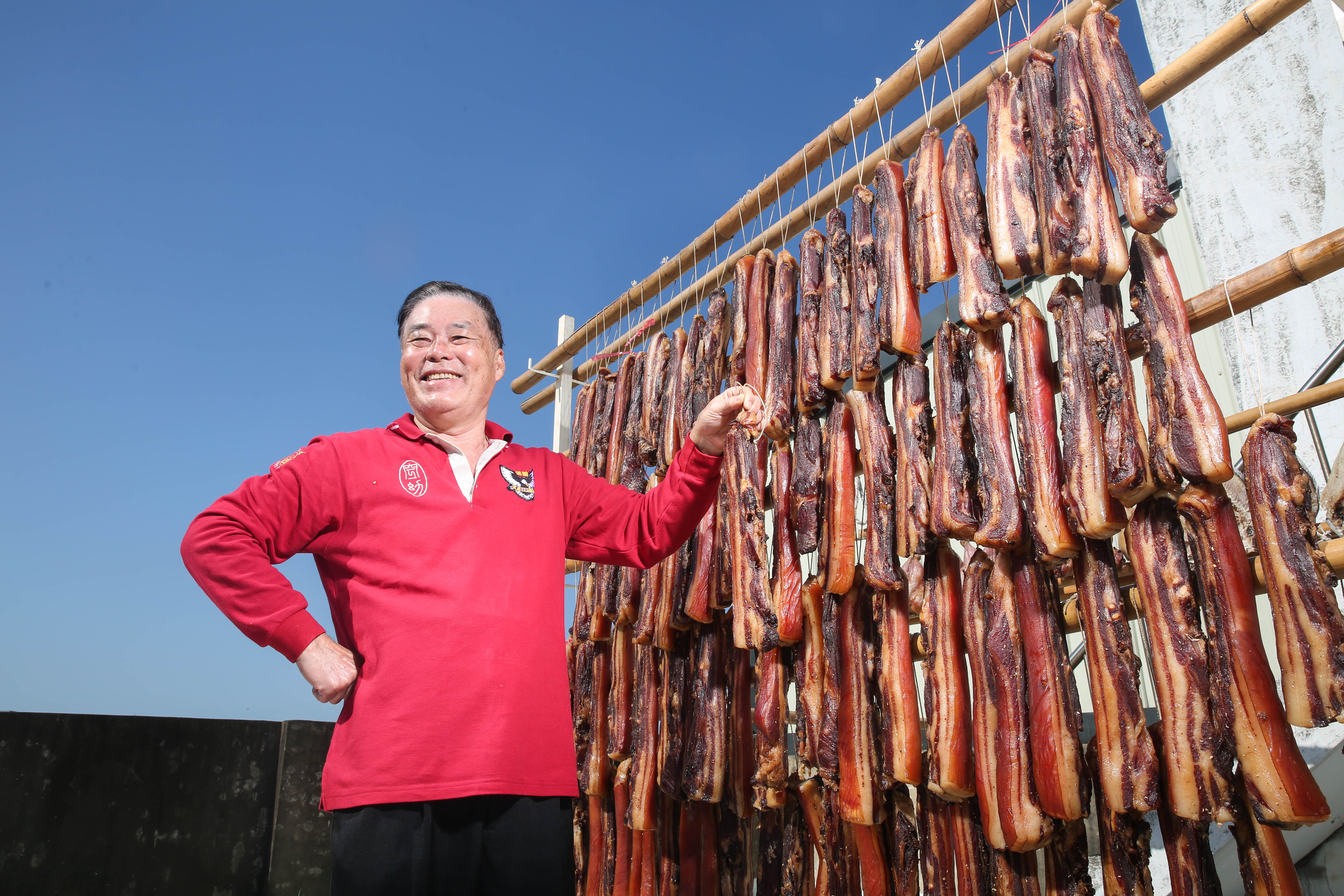 田定忠曾是新竹空軍基地基勤大隊上校大隊長，退役後，賣起40年的家鄉味。（臘肉320元／斤）