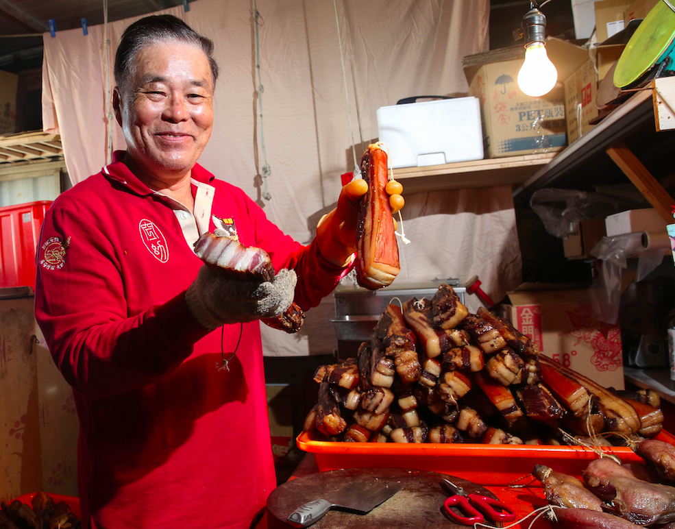 田定忠最早做臘肉是為了家人，後來身邊的軍中的長官、同袍、朋友陸續找他買臘肉。