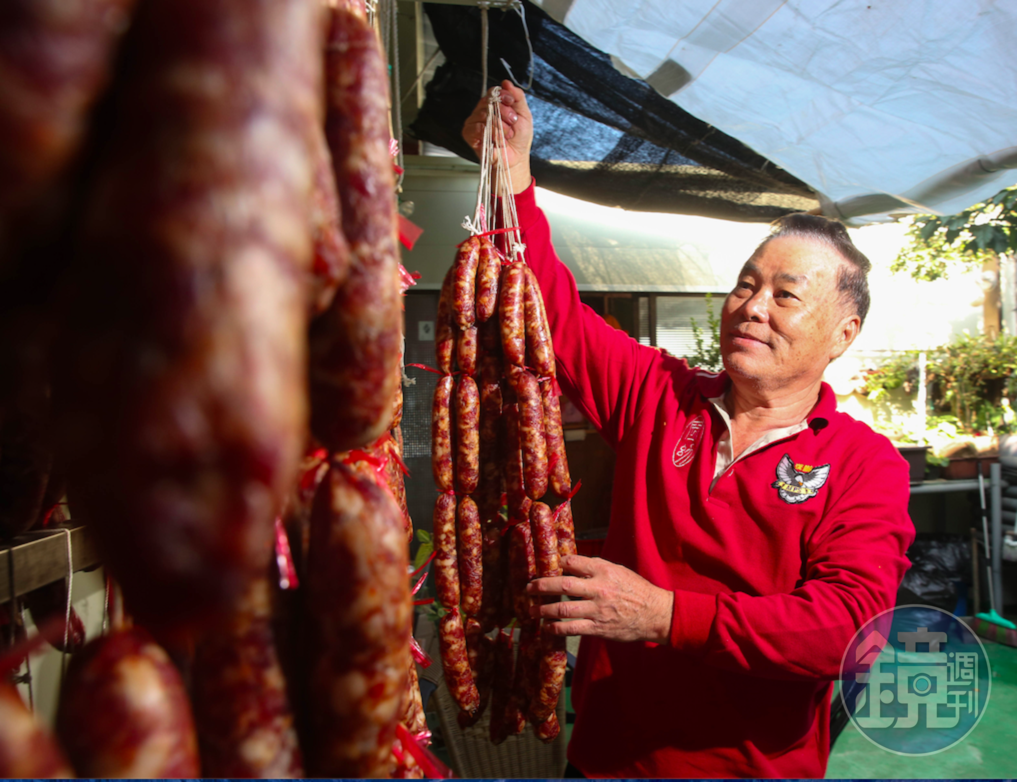 不同於臘肉要曬太陽，田定忠說製作香腸必須在陰涼處冷風烘乾。