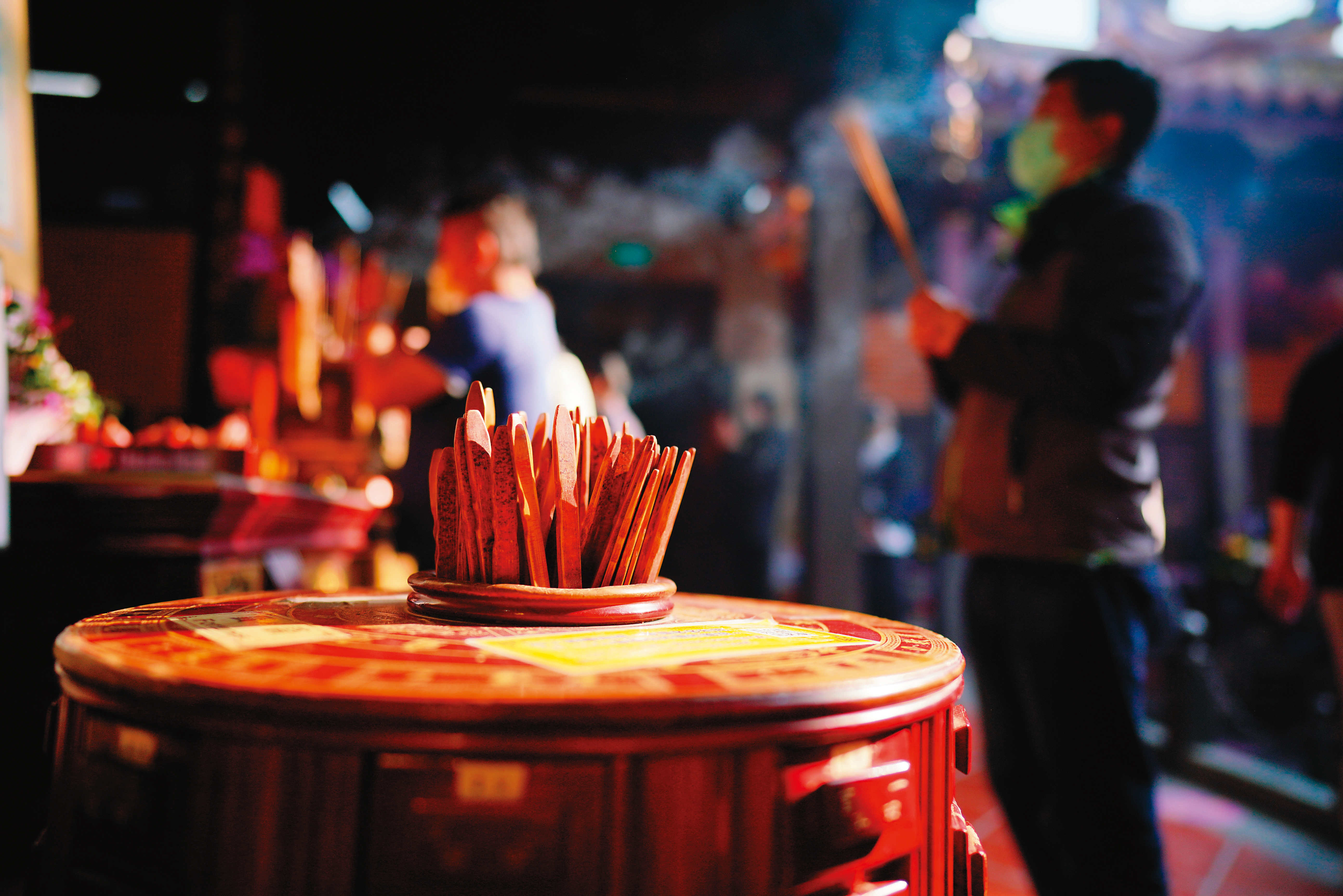 春節到廟裡拜拜祈求平安是很多人的走春必備行程，很多大型廟宇也會在春節期間抽出預測來年的國運籤。