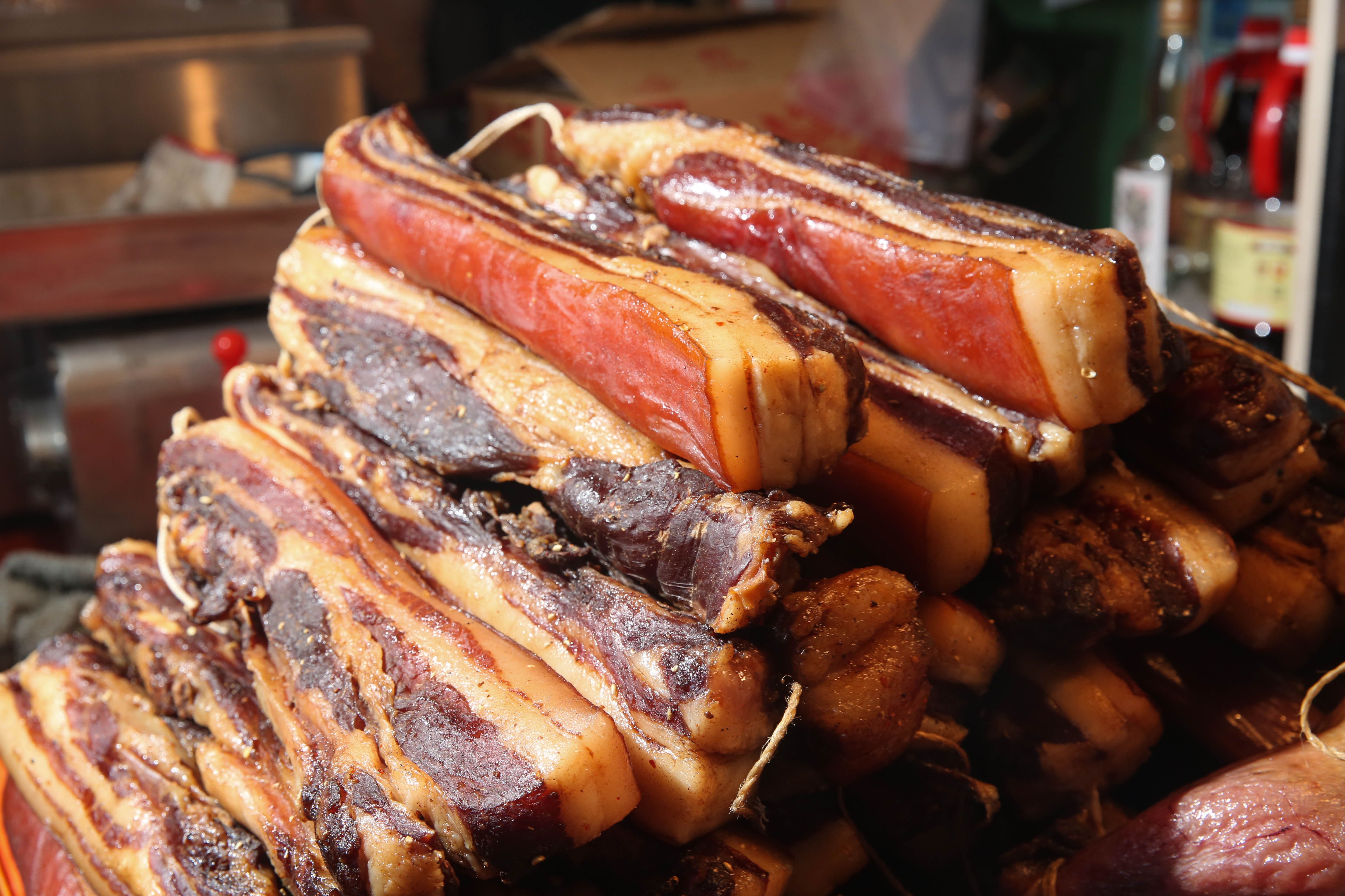 田定忠用58度金門高粱酒、八角等香料醃臘肉，24小時翻缸一次，得醃上4天。