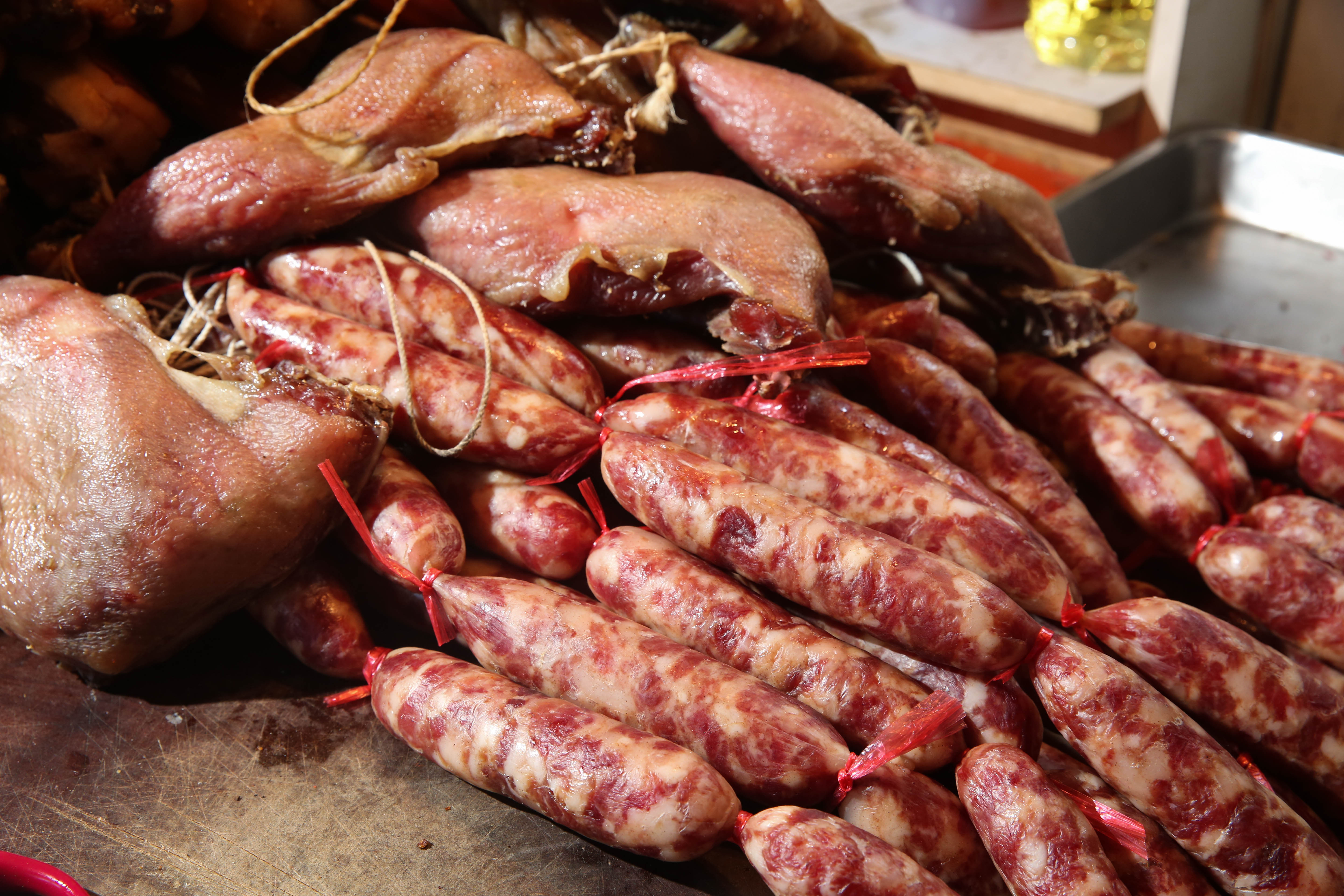 農曆過年餐桌上少不了臘味點綴，但臘味要如何料理，才能炒得色香味俱全也有訣竅。