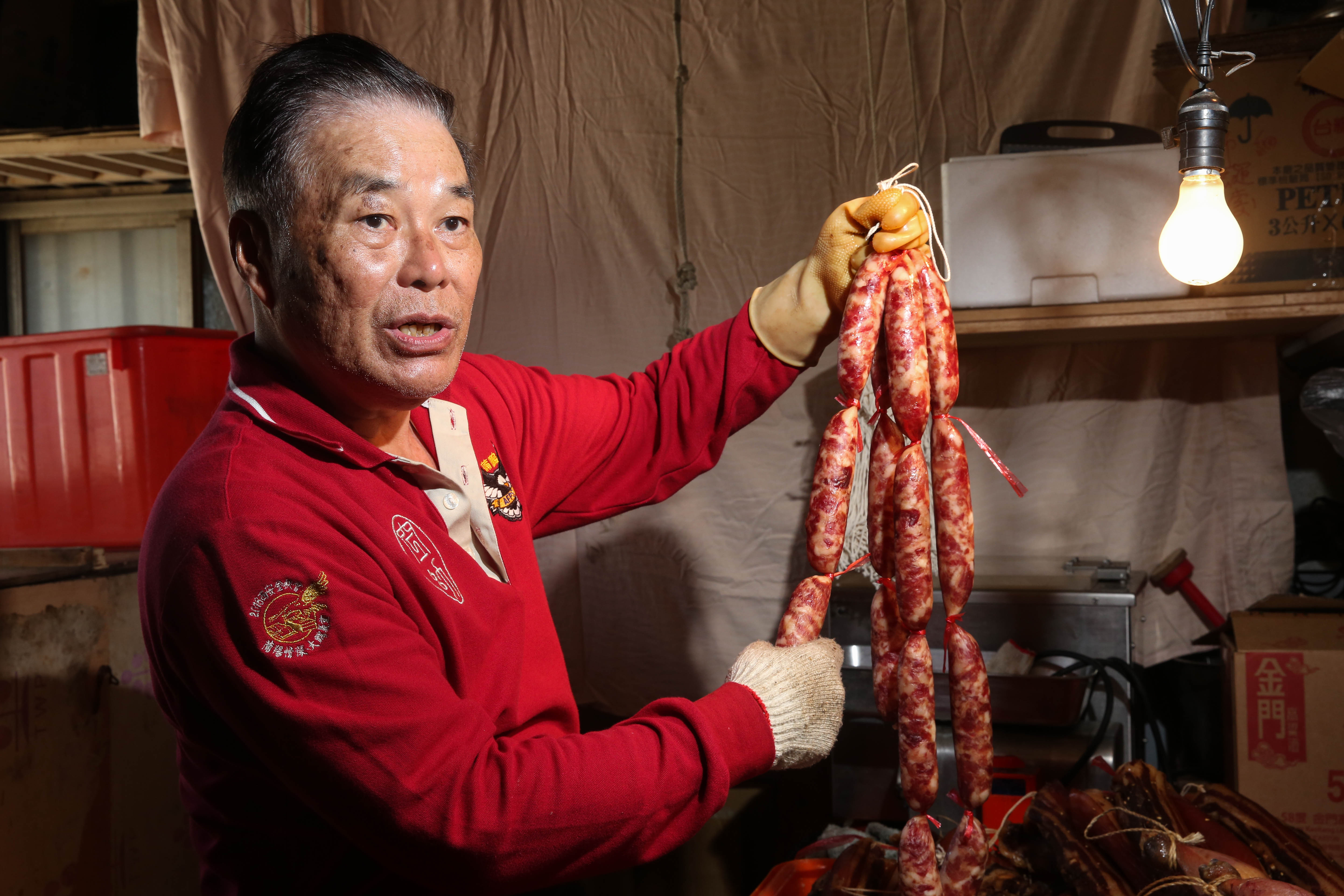 田定忠製作湖南臘味40年，如今在網路社團上賣起家鄉味。