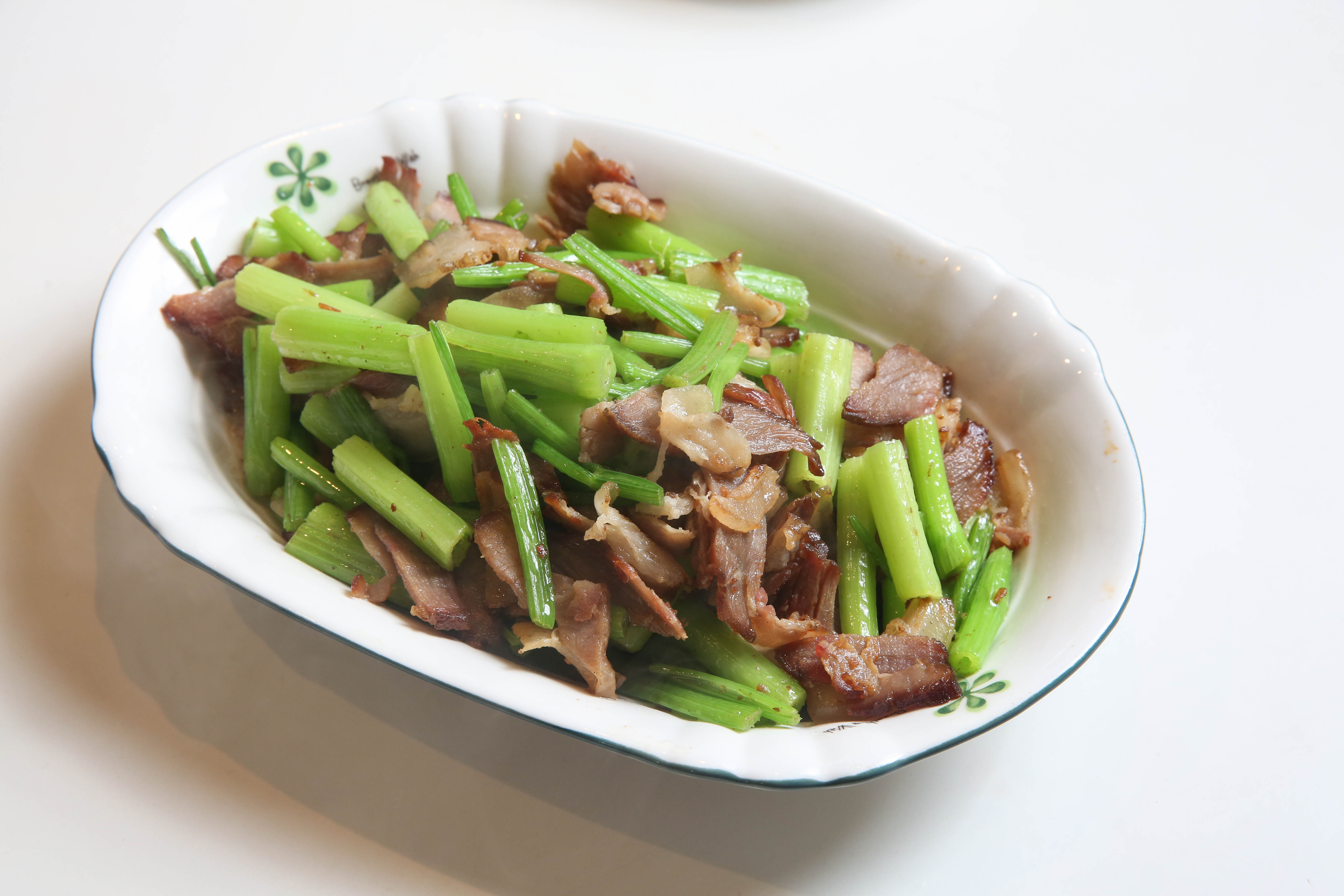 臘肉切片後清炒冬季時令的粗梗芹菜，無需再放佐料就很下飯。