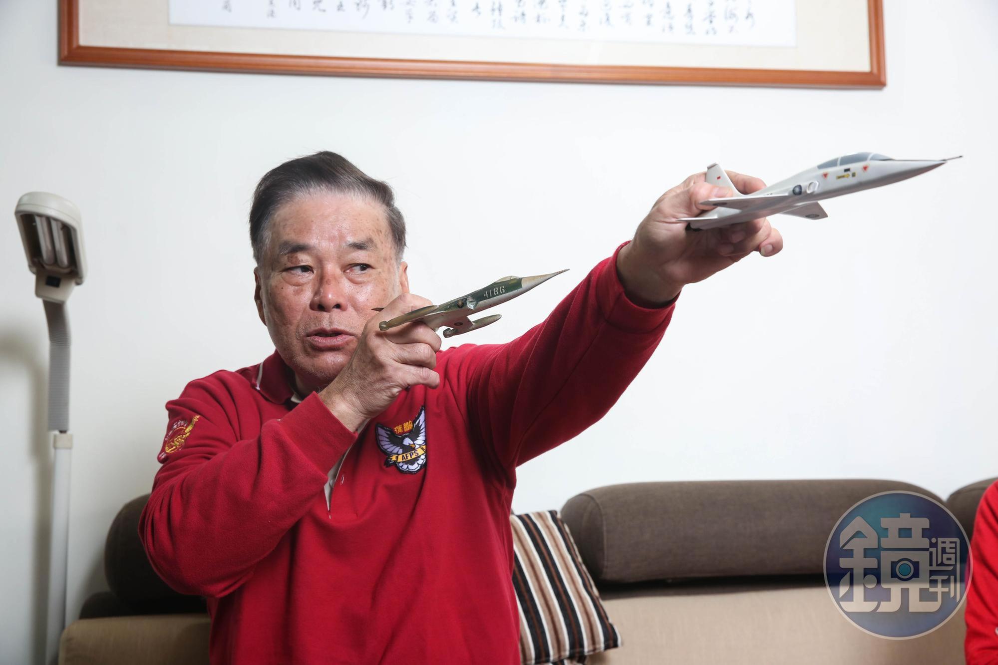 田定忠30年飛行生涯曾經歷5次緊急迫降,圖為他正在解釋導致夜間迷航的原因。