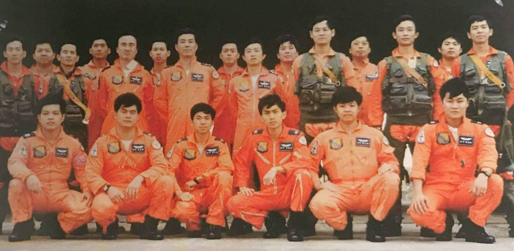 田定忠（後排左7）自空軍官校畢業後，分發至新竹基地。（田定忠提供）