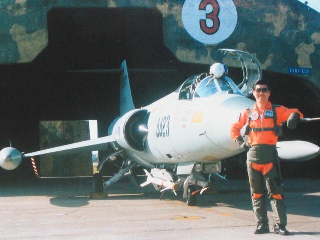 1990年，時任新竹空軍基地42中隊副隊長的田定忠，為協防台海的第一線飛官。（田定忠提供）