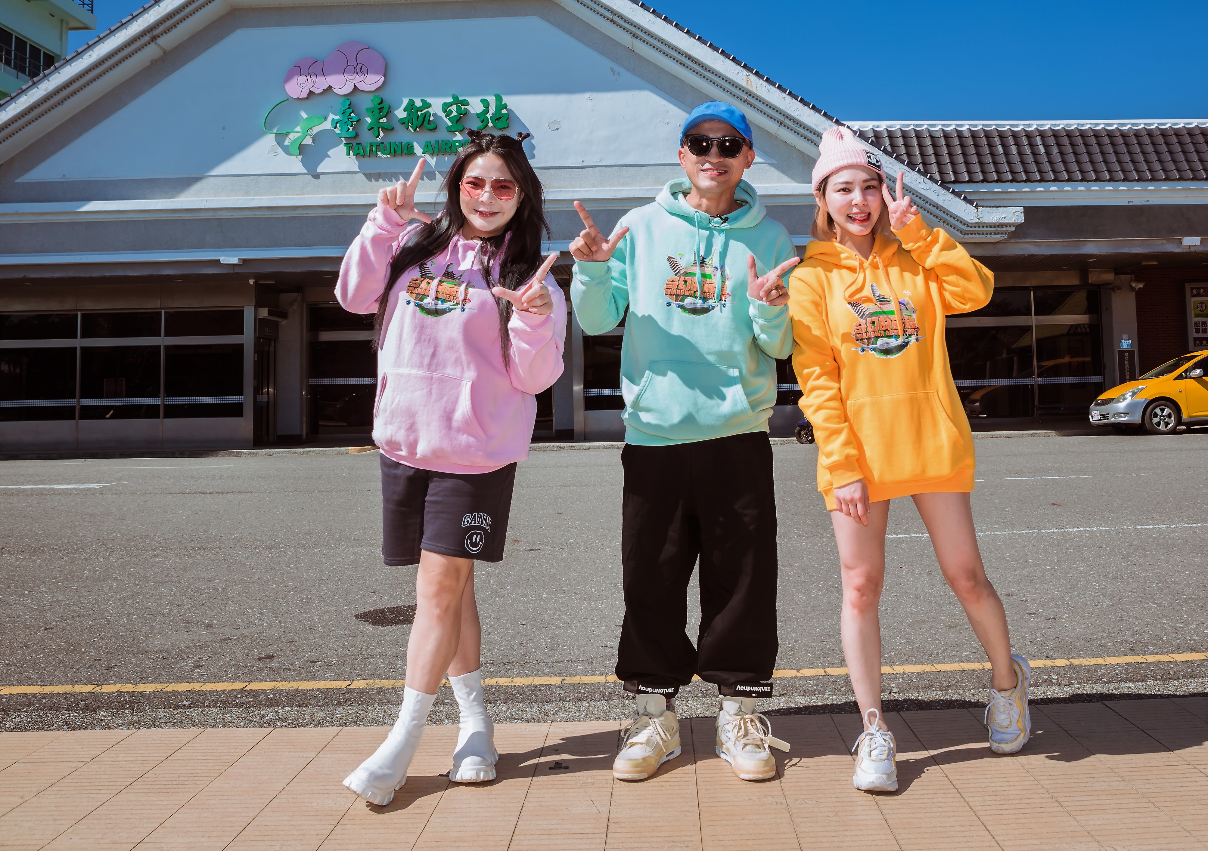 小甜甜（左）去待產，熊熊（右）代班主持《奇幻旅程》。（奇幻旅程提供）