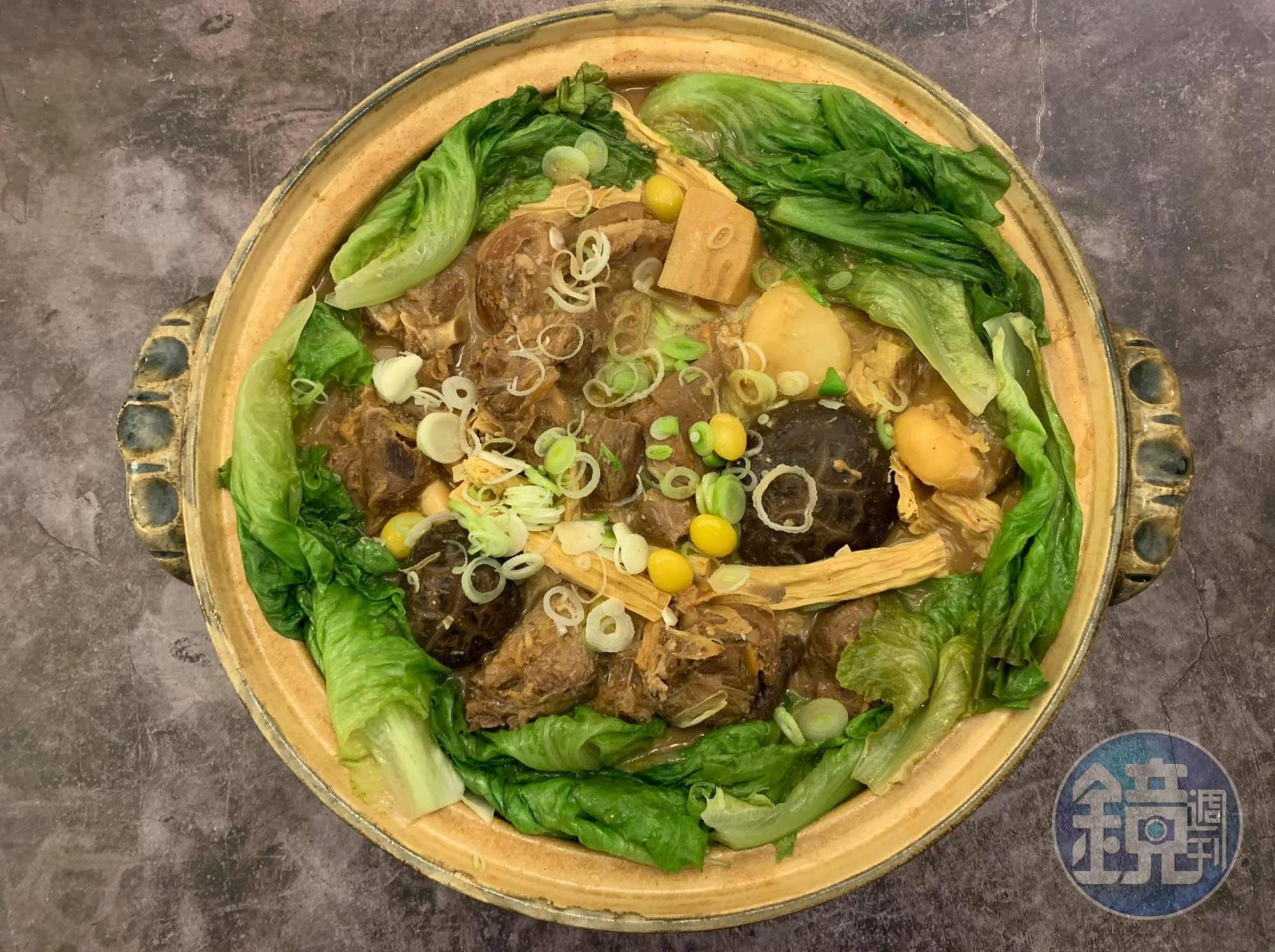 這道「南乳羊腩煲」融合黎智英先生的家廚做法與作家蔡珠兒的食譜，是道地的香港風味。