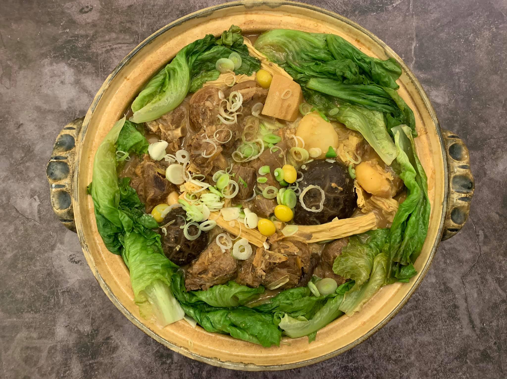 這道「南乳羊腩煲」融合黎智英先生的家廚做法與作家蔡珠兒的食譜，是道地的香港風味。