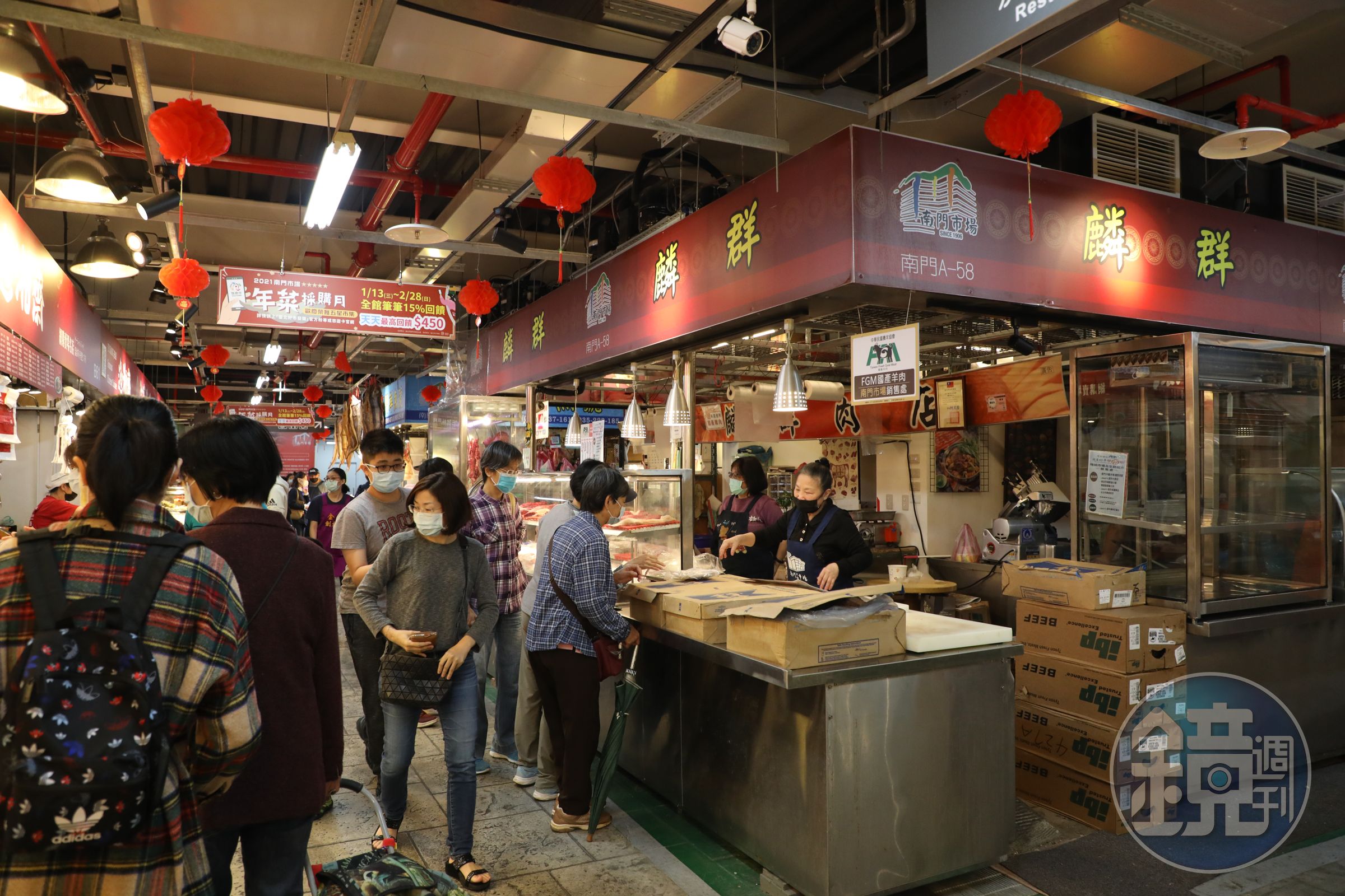 「麟群肉店」的李媽媽是「南門市場」的牛羊肉專家。（何宗昇攝）
