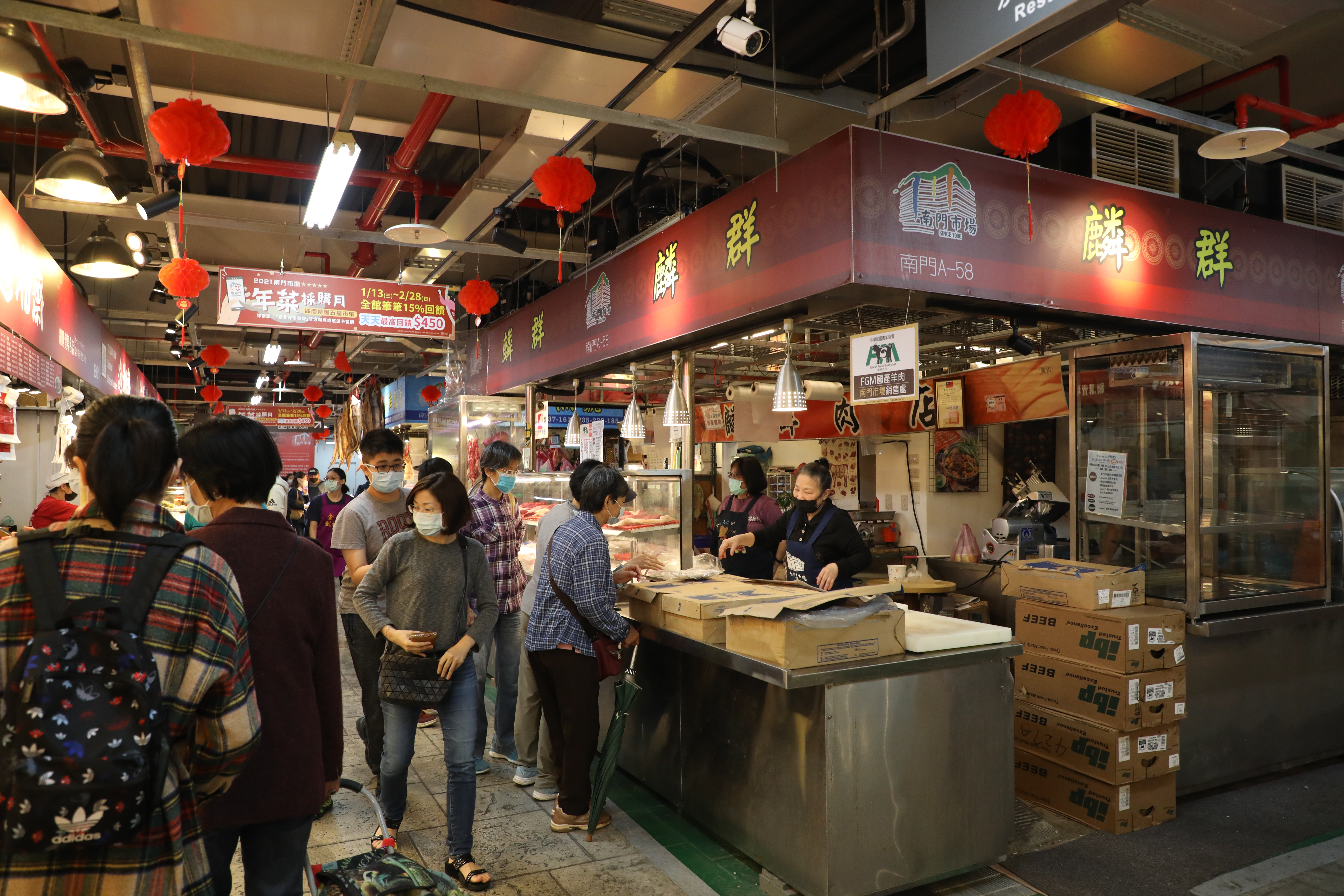 「麟群肉店」的李媽媽是「南門市場」的牛羊肉專家。（何宗昇攝）