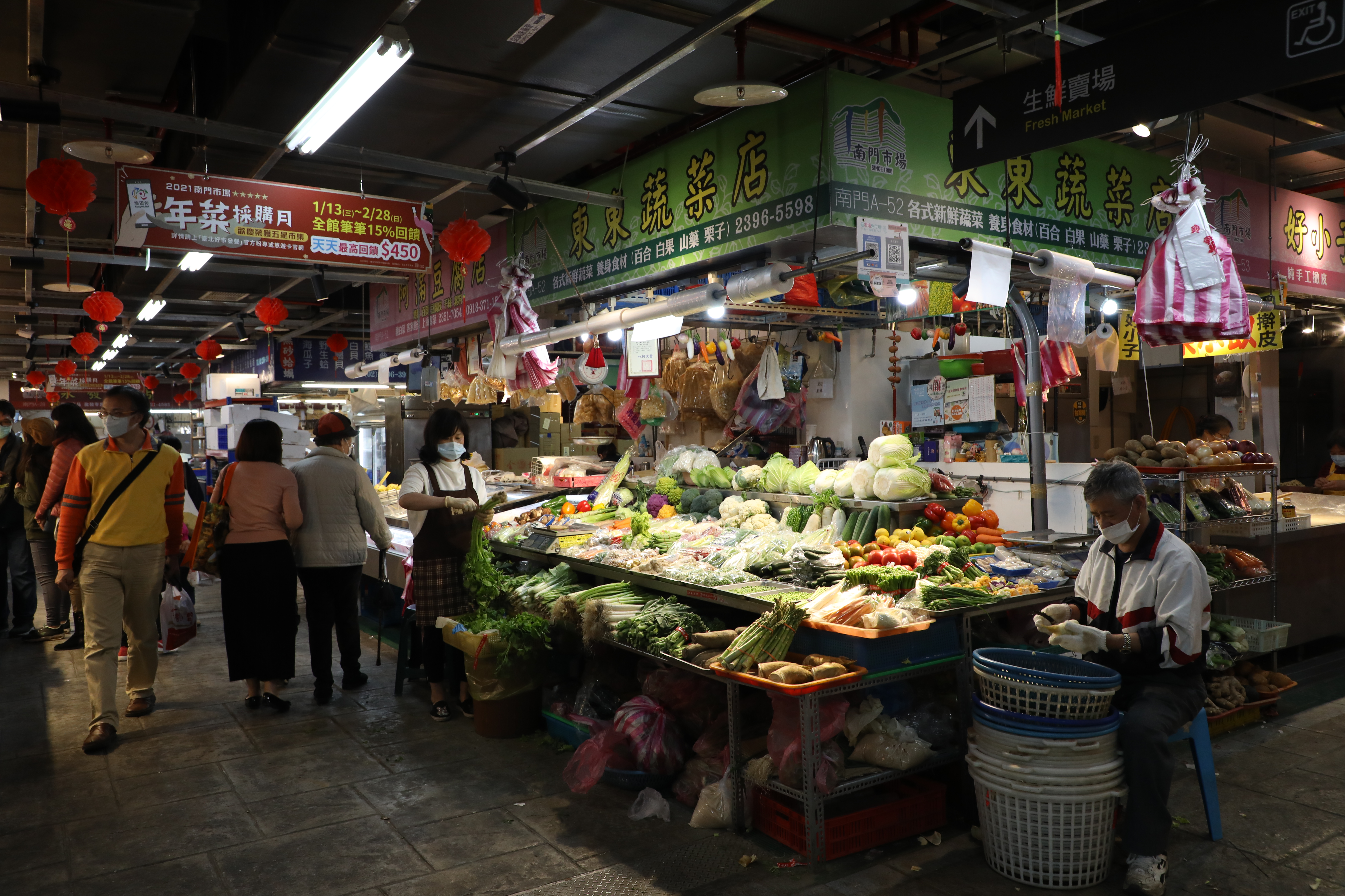 李秋東夫婦精心挑揀季節食材，讓「東東蔬菜店」成為到南門市場必逛的蔬菜選物店。（何宗昇攝）
