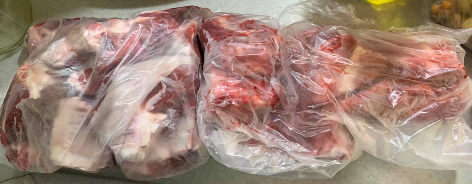 準備羊肉4斤，一包前腿、一包後腿。