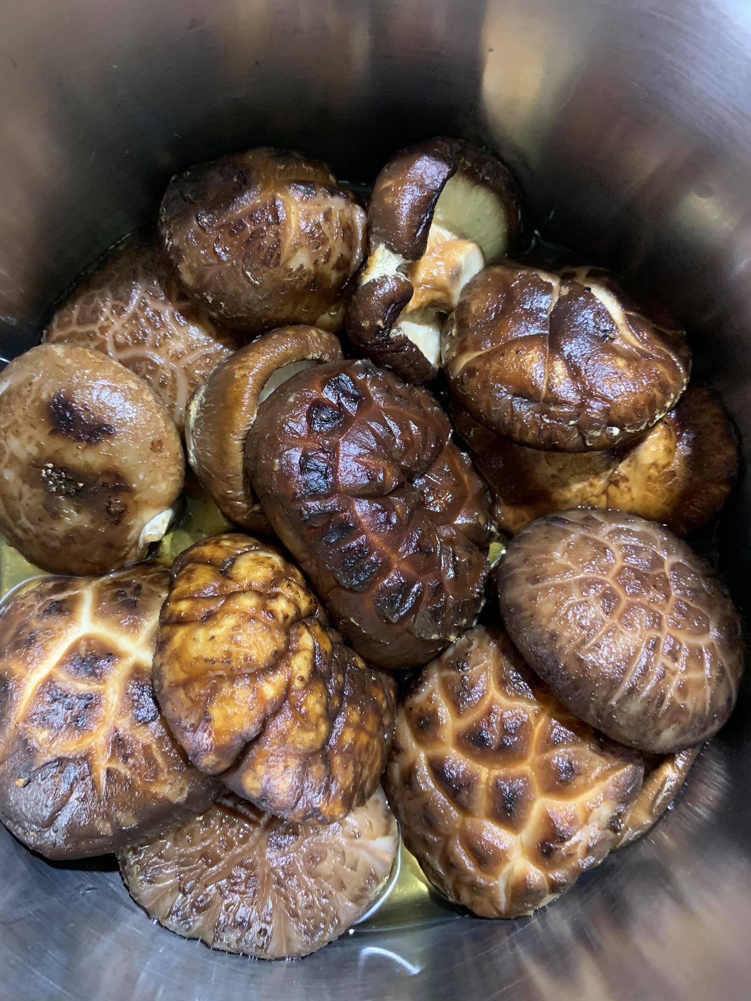香菇先泡水。