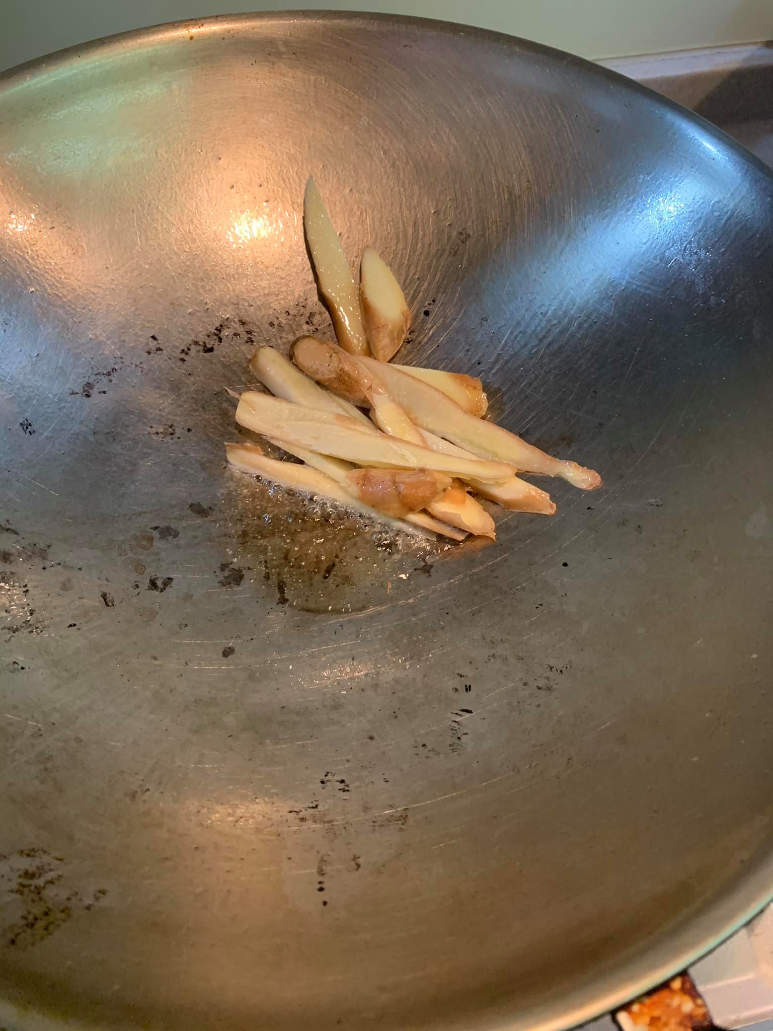 炒香薑片。