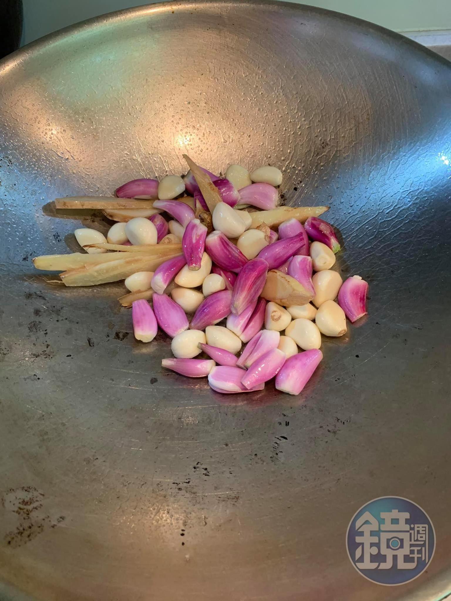 炒香辛香料。