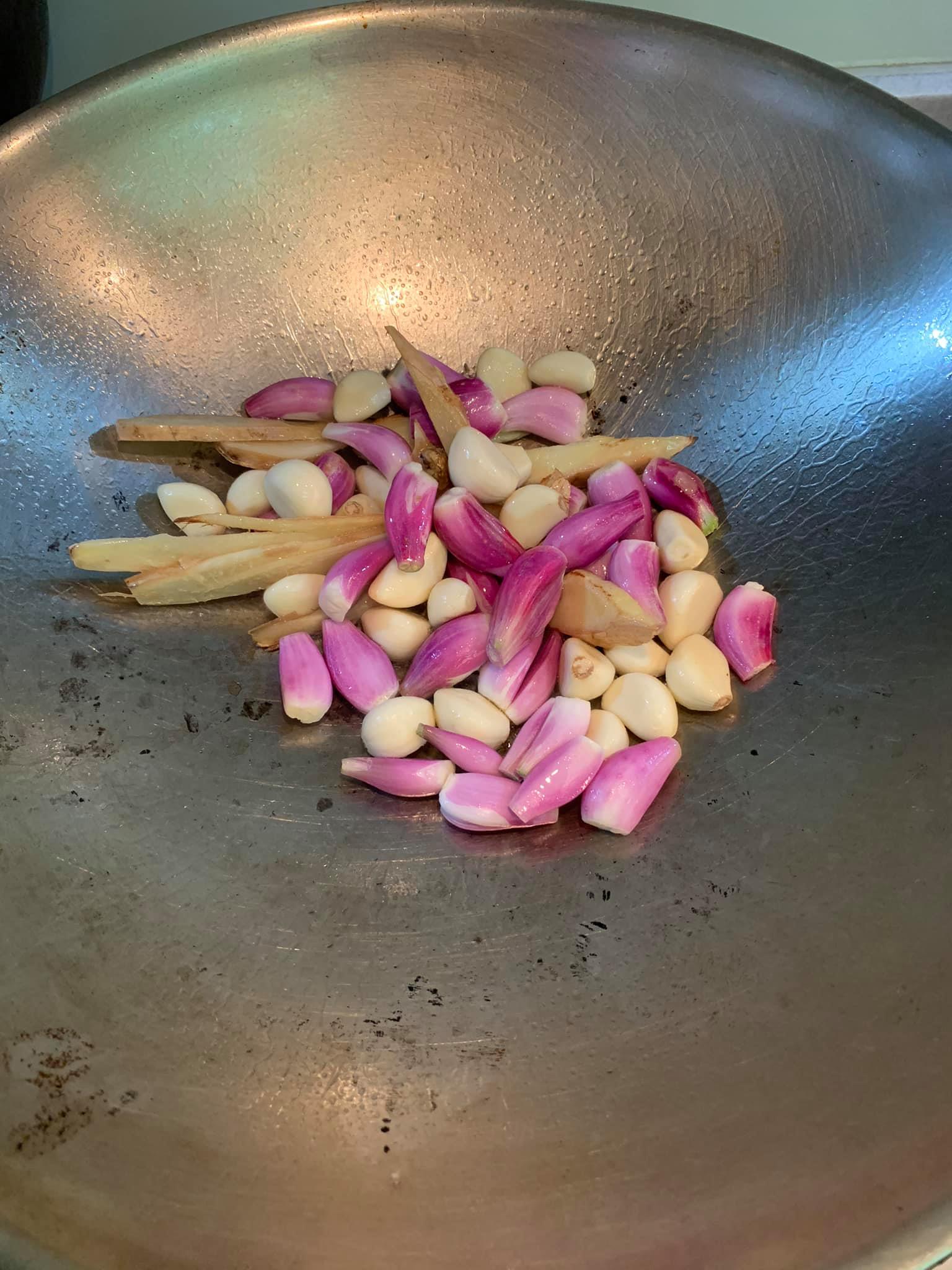 炒香辛香料。