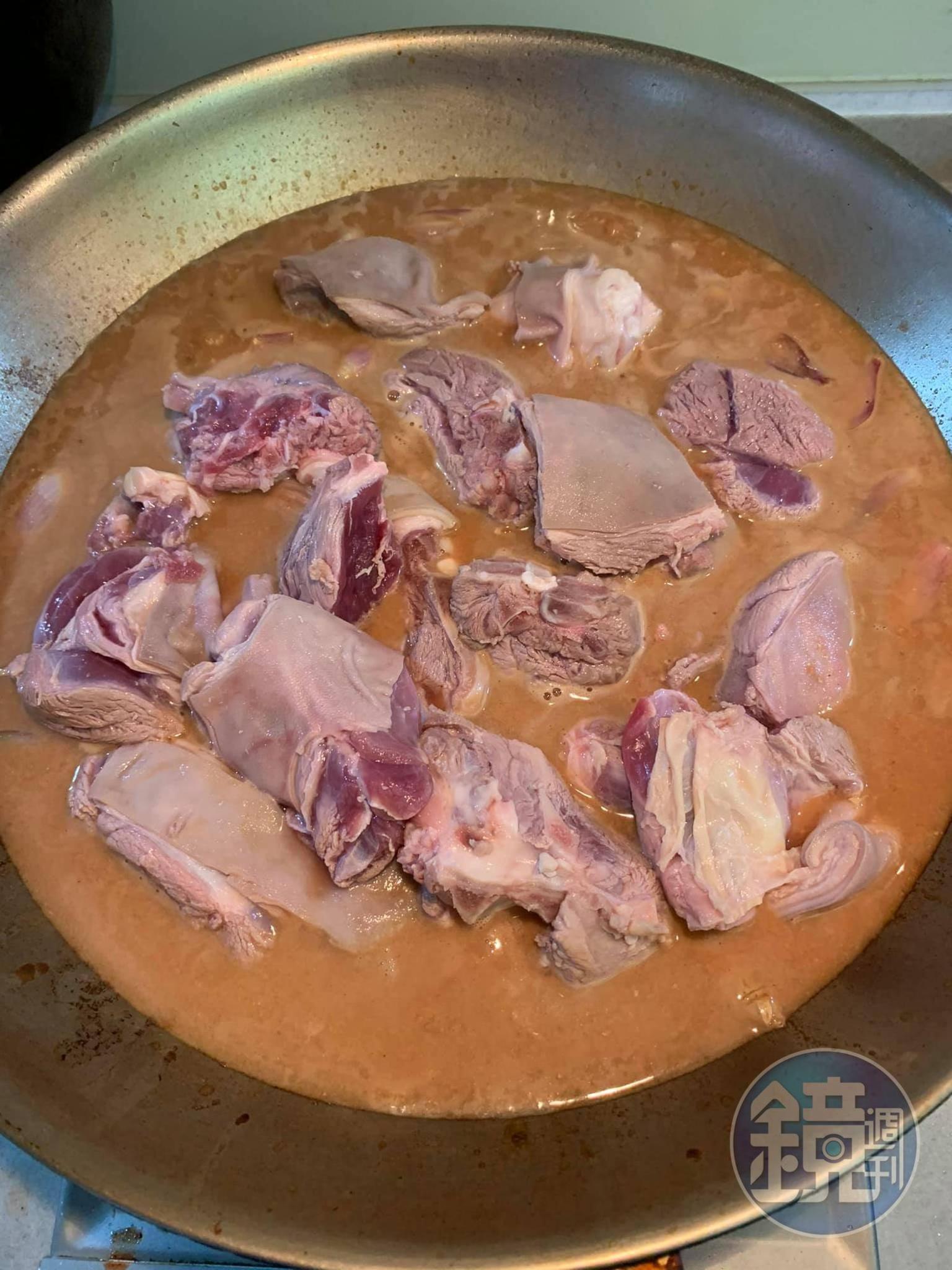 羊肉塊全部入鍋。